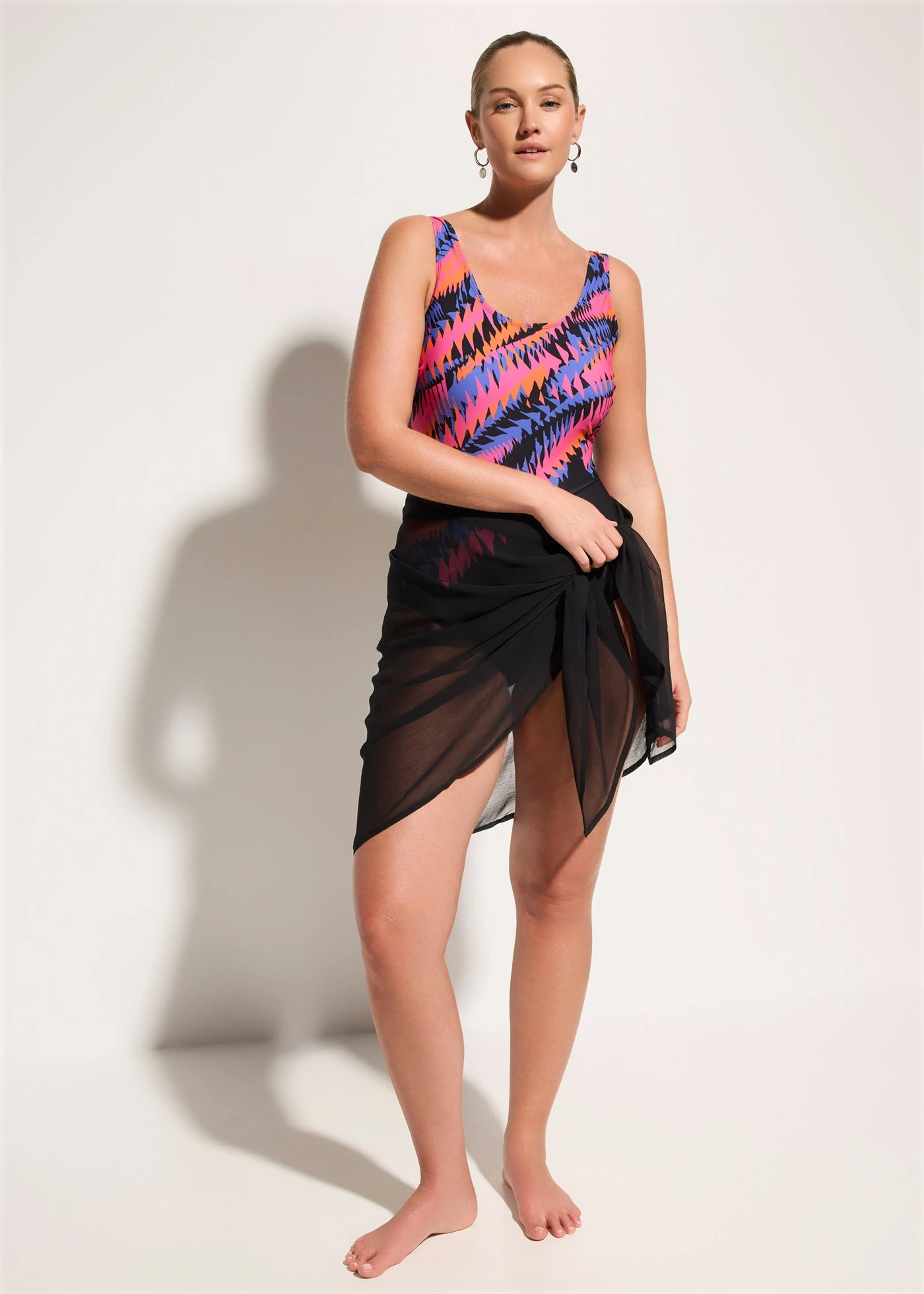 Maillot 1 pièce sculptant, maintien léger • noir graphique • Boutique bonprix