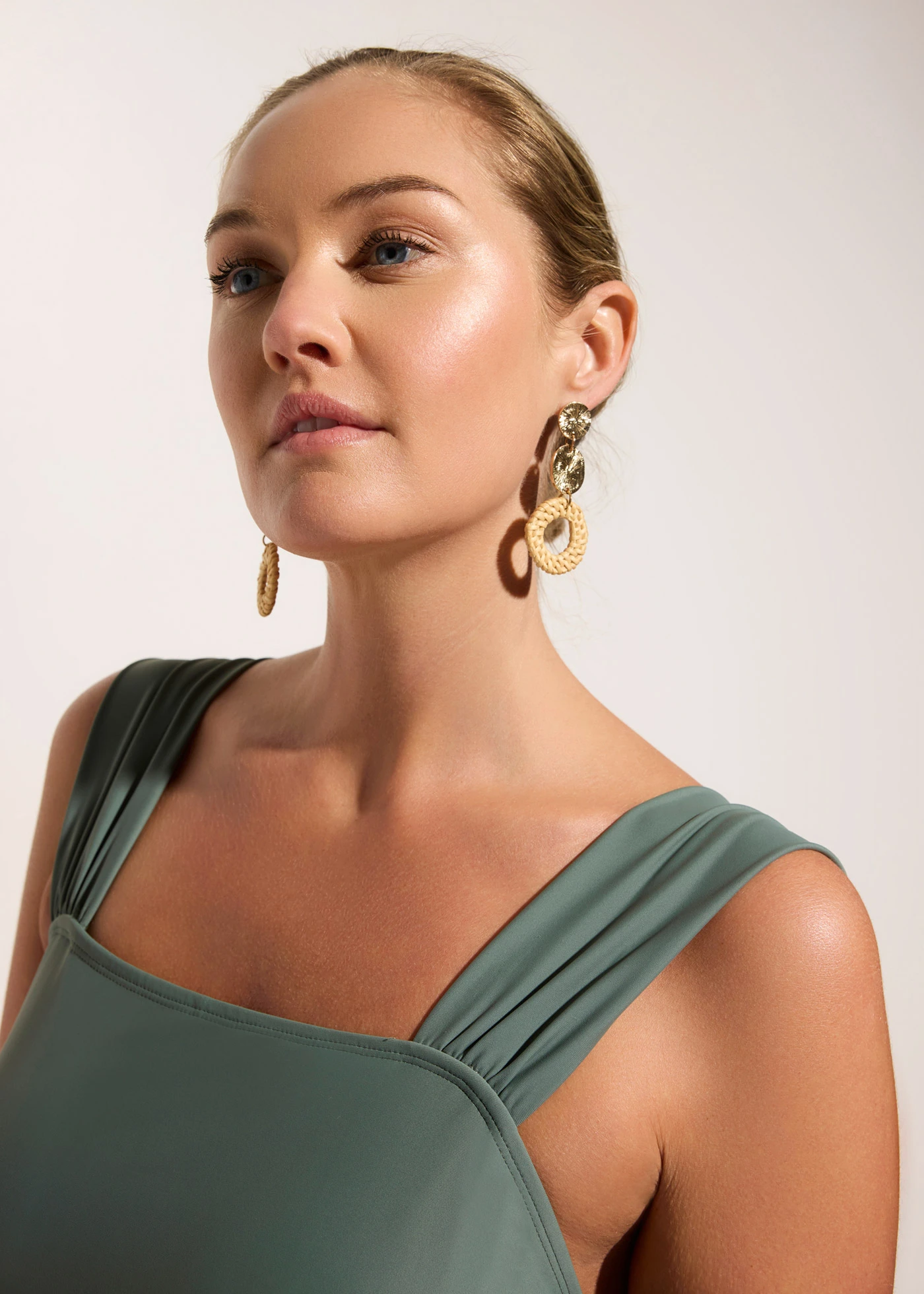 Costum de baie cu efect modelator mediu, cu bretele late • verde eucalipt • magazin bonprix