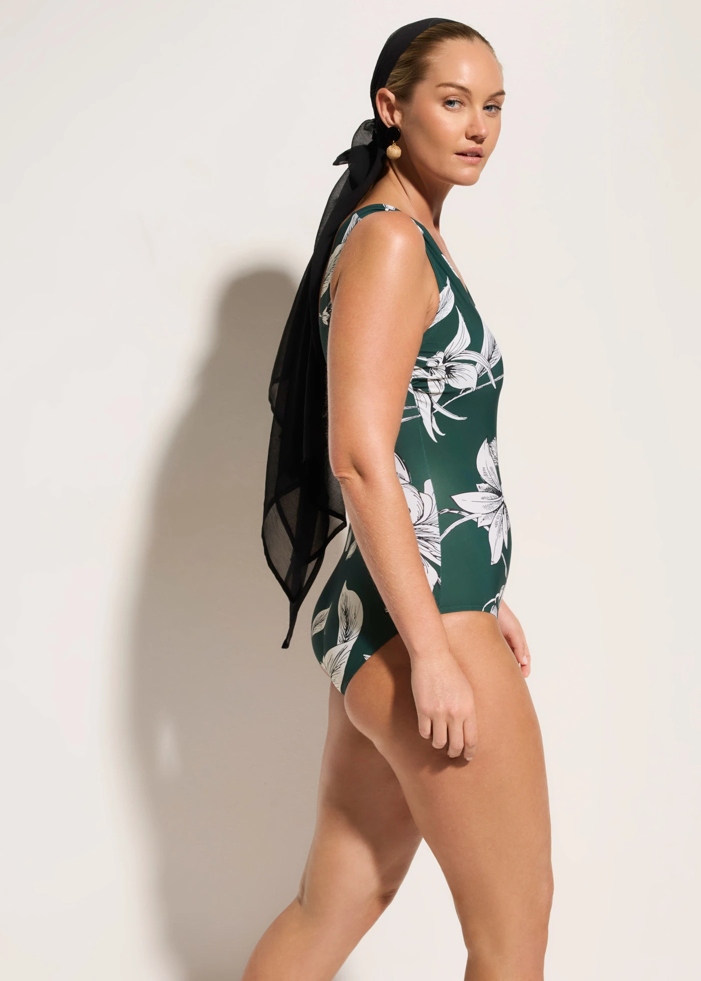 Costum de baie cu efect de modelare ușor, cu bretele late • verde profund înflorat • magazin bonprix