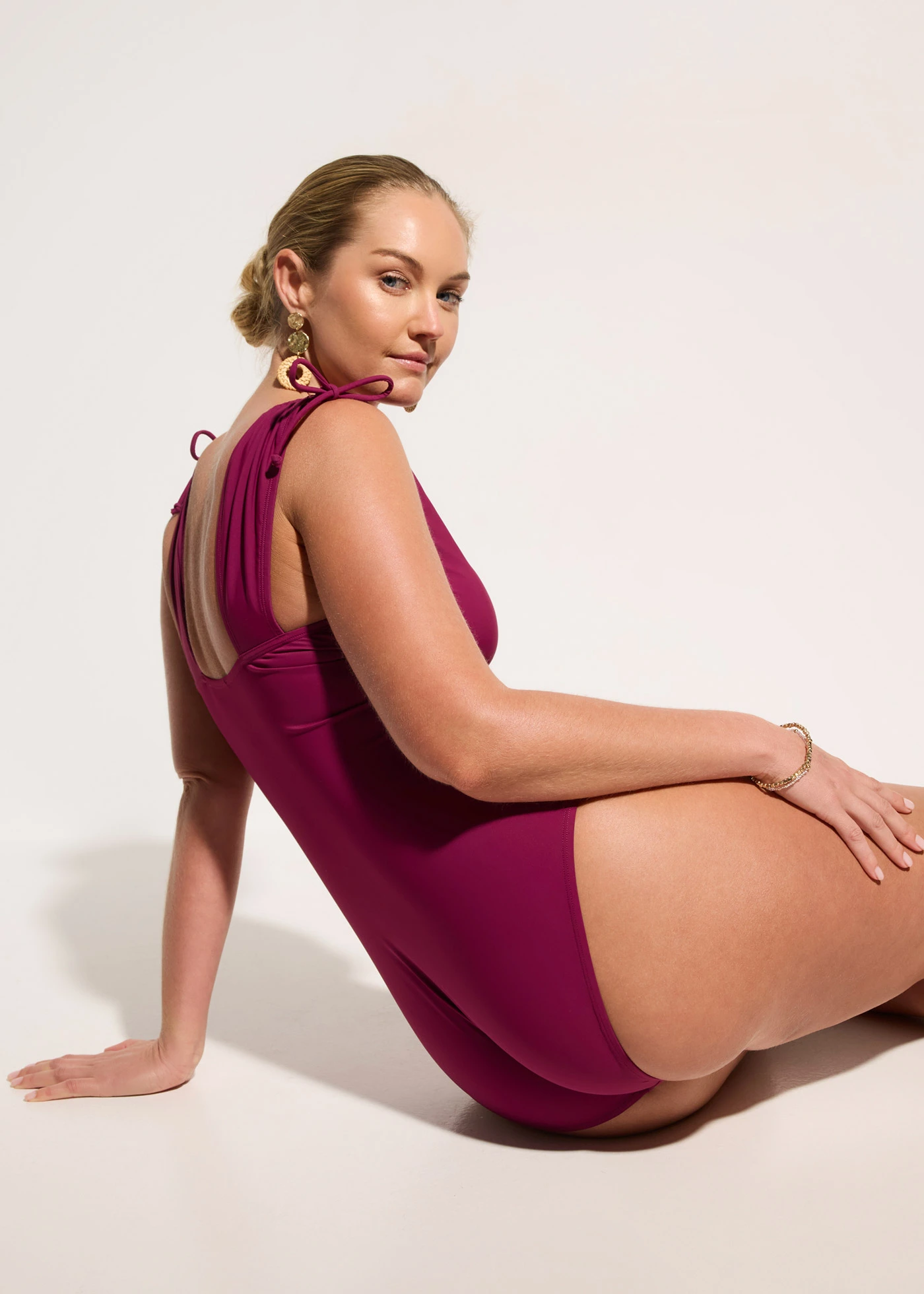 Kostium kąpielowy shape z szerokimi ramiączkami, lekki stopień modelowania sylwetki • jeżynowy • sklep bonprix