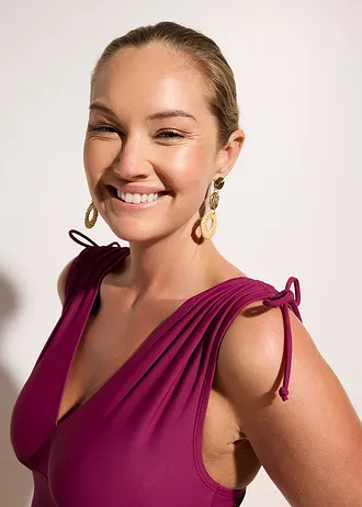 Stahovací jednodílné plavky s lehkým tvarujícím efektem a širokými ramínky • bobulová • bonprix obchod