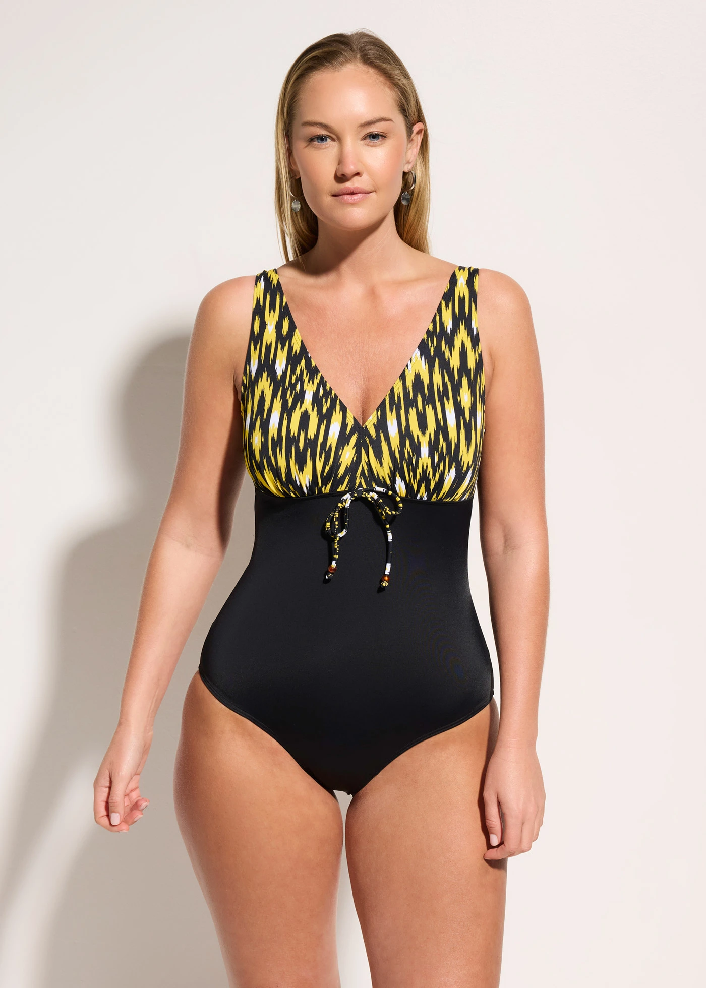 Maillot 1 pièce sculptant à bretelles larges, maintien modéré • noir-jaune graphique • Boutique bonprix