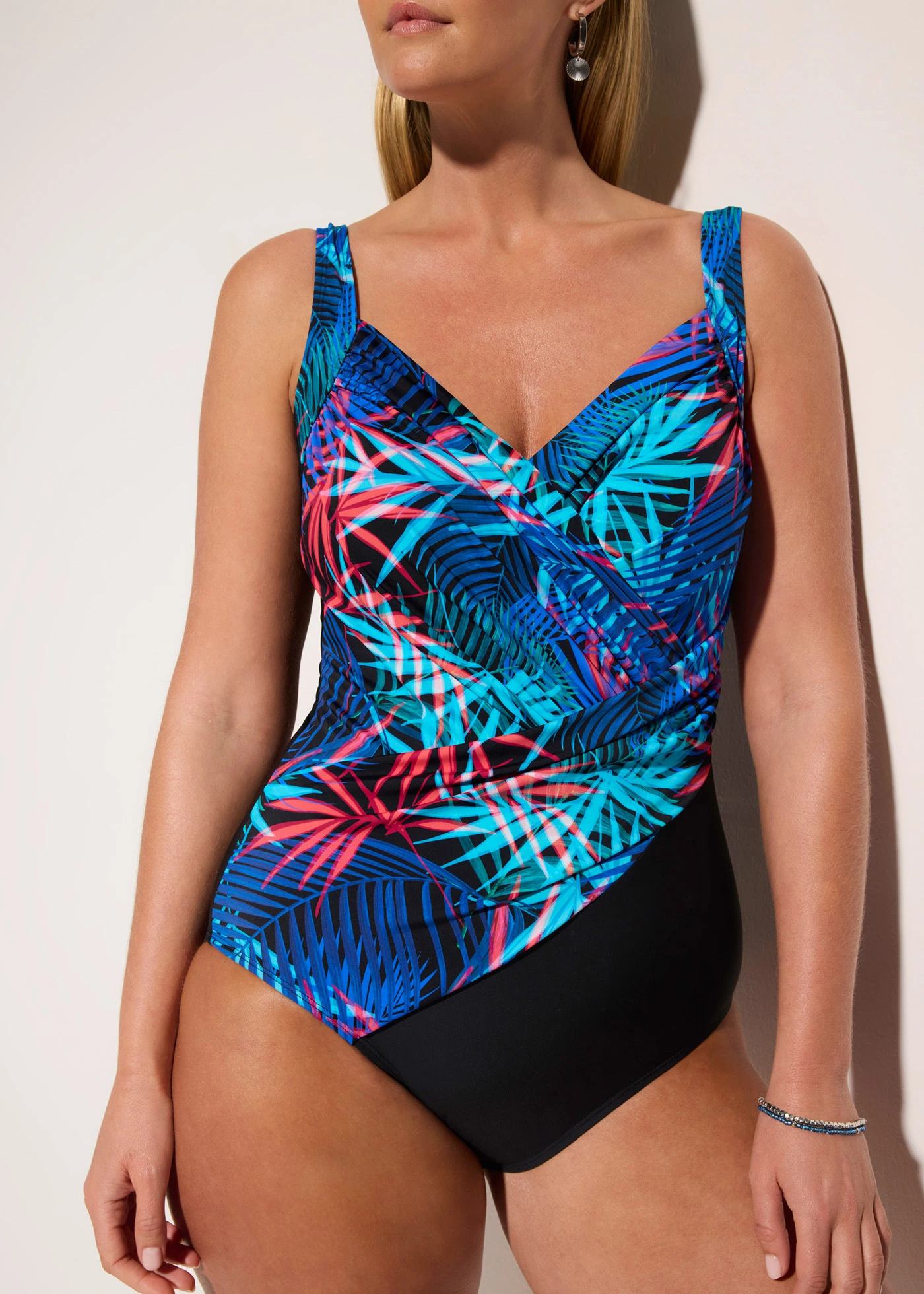 Maillot 1 pièce sculptant croisé, maintien léger • noir-bleu-rose vif floral • Boutique bonprix
