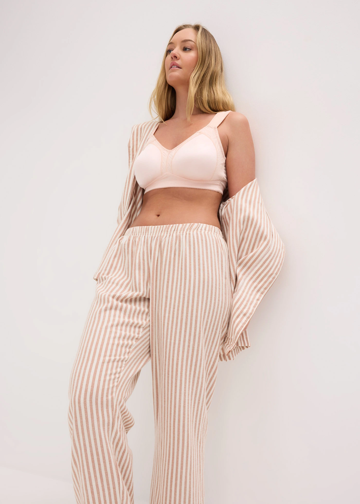 Biustonosz odciążający bez fiszbinów z wyściełanymi ramiączkami • jasnoróżowy perłowy • sklep bonprix