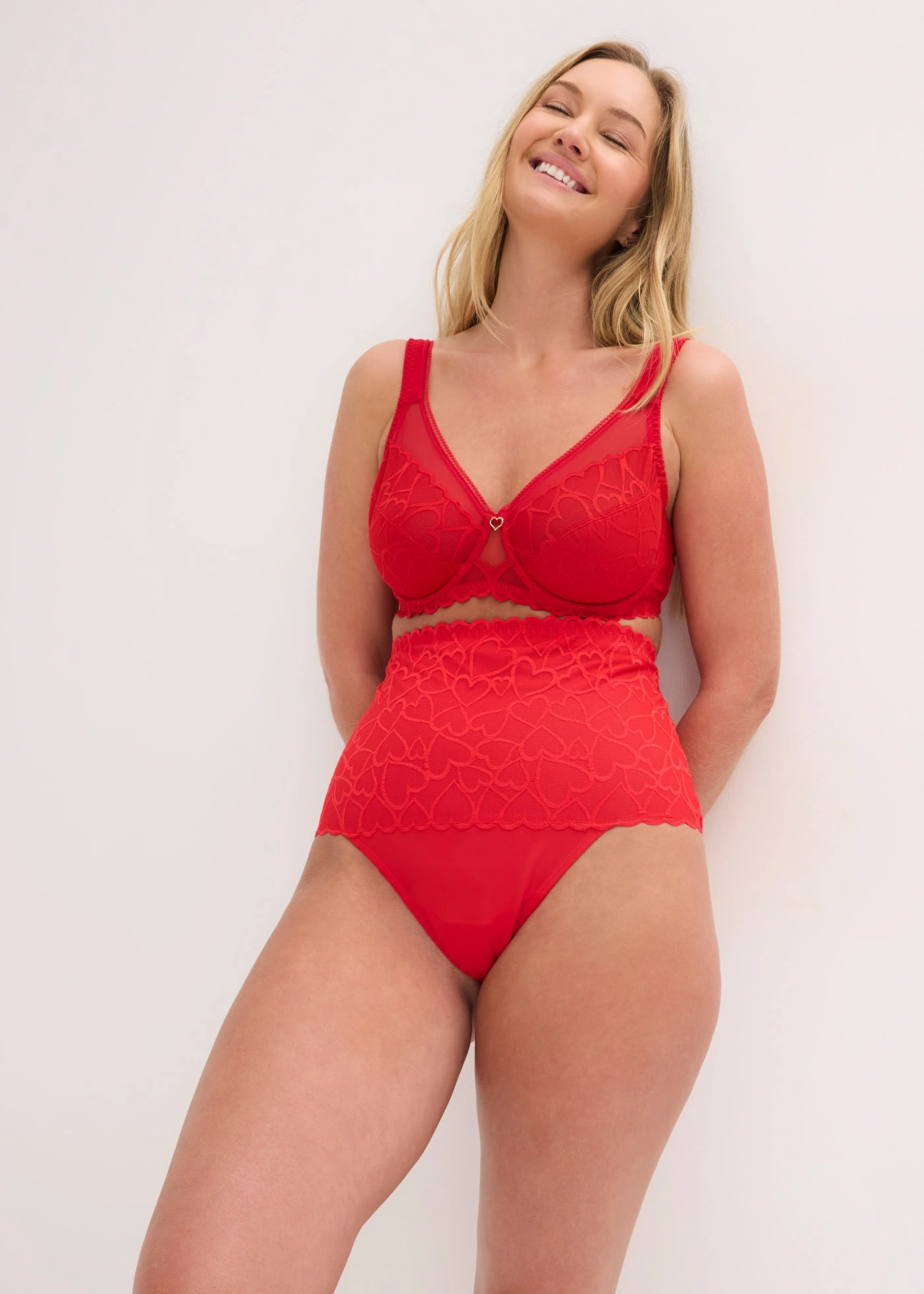 Chilot cu efect de modelare mediu, cu dantelă cu inimioare • roșu-salsa • magazin bonprix