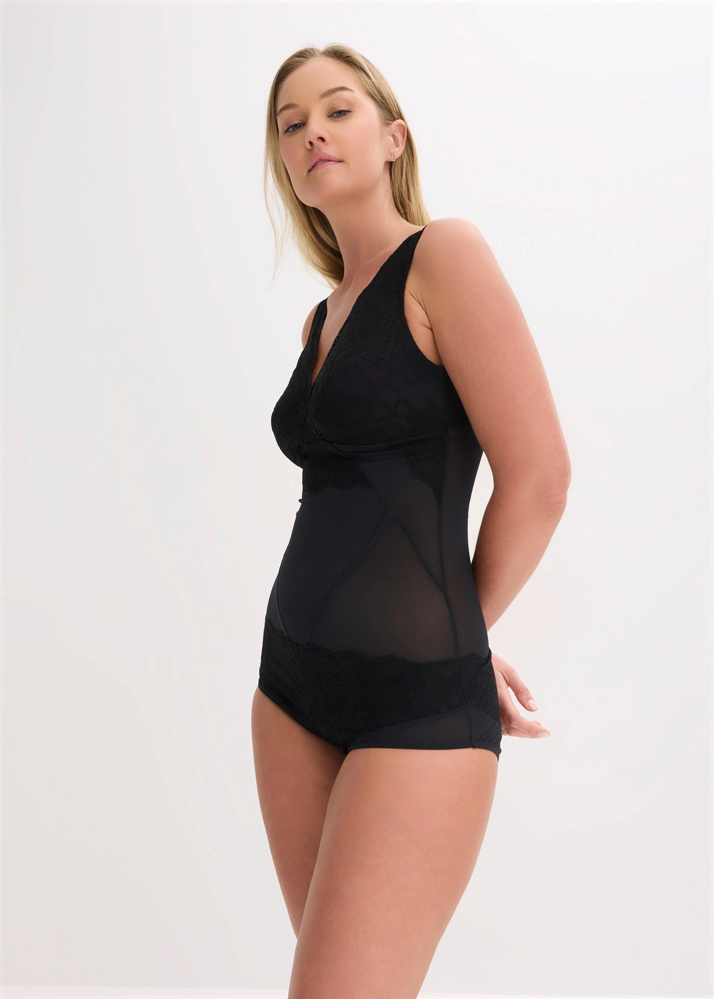 Body modelujące z koronką, lekki stopień modelowania • czarny • sklep bonprix