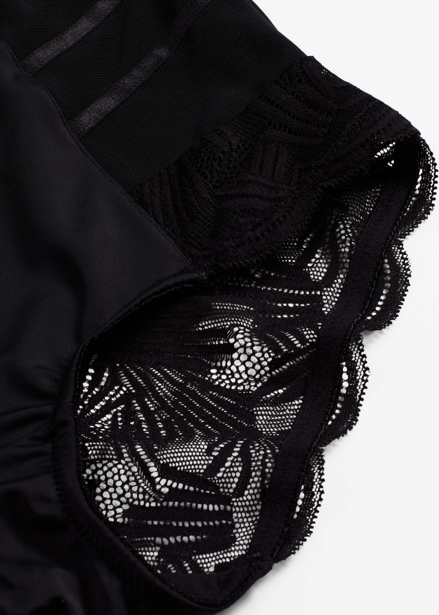 Slip sculptant avec dentelle, maintien modéré • noir • Boutique bonprix