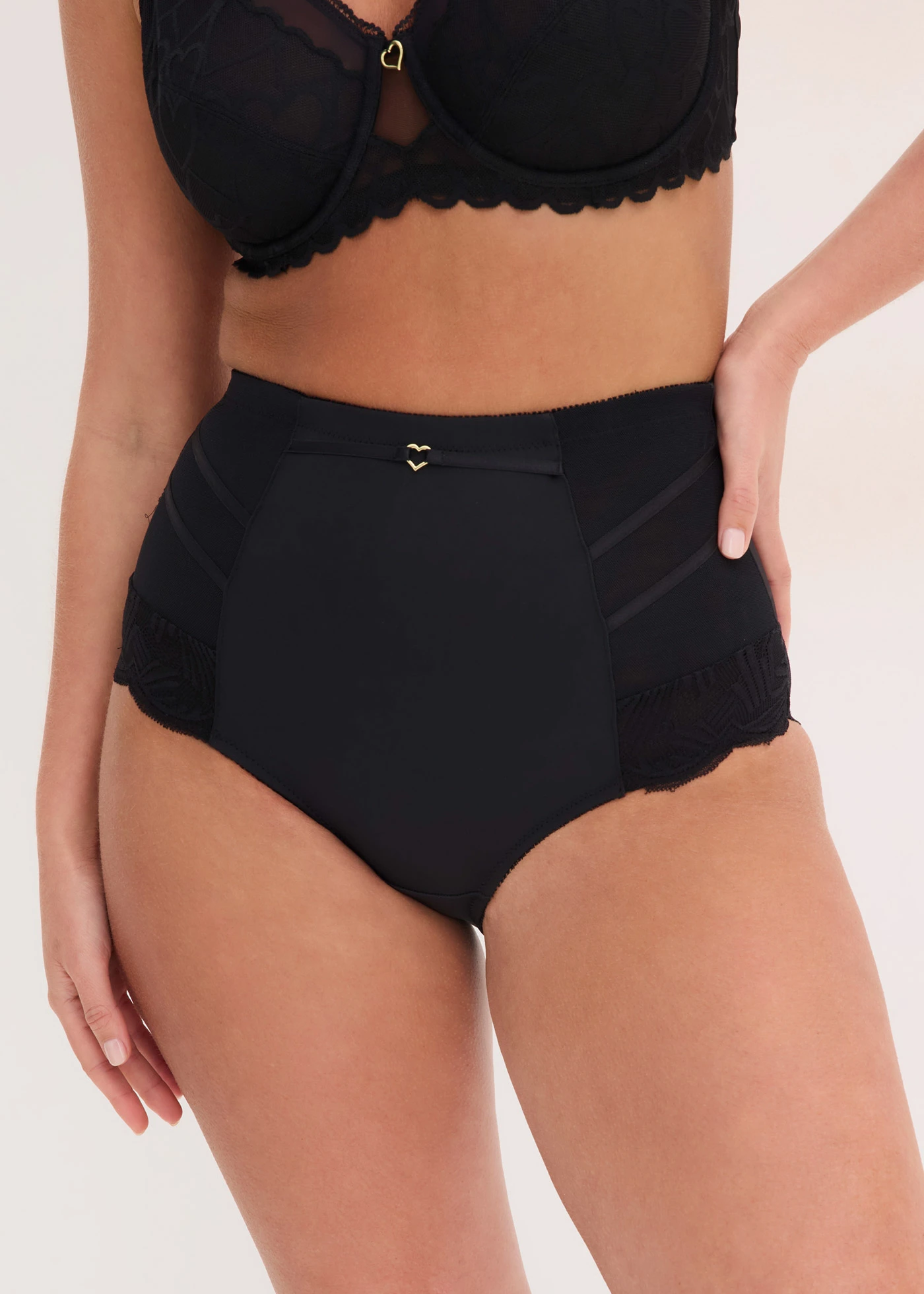 Chilot cu efect de modelare mediu cu dantelă • negru • magazin bonprix