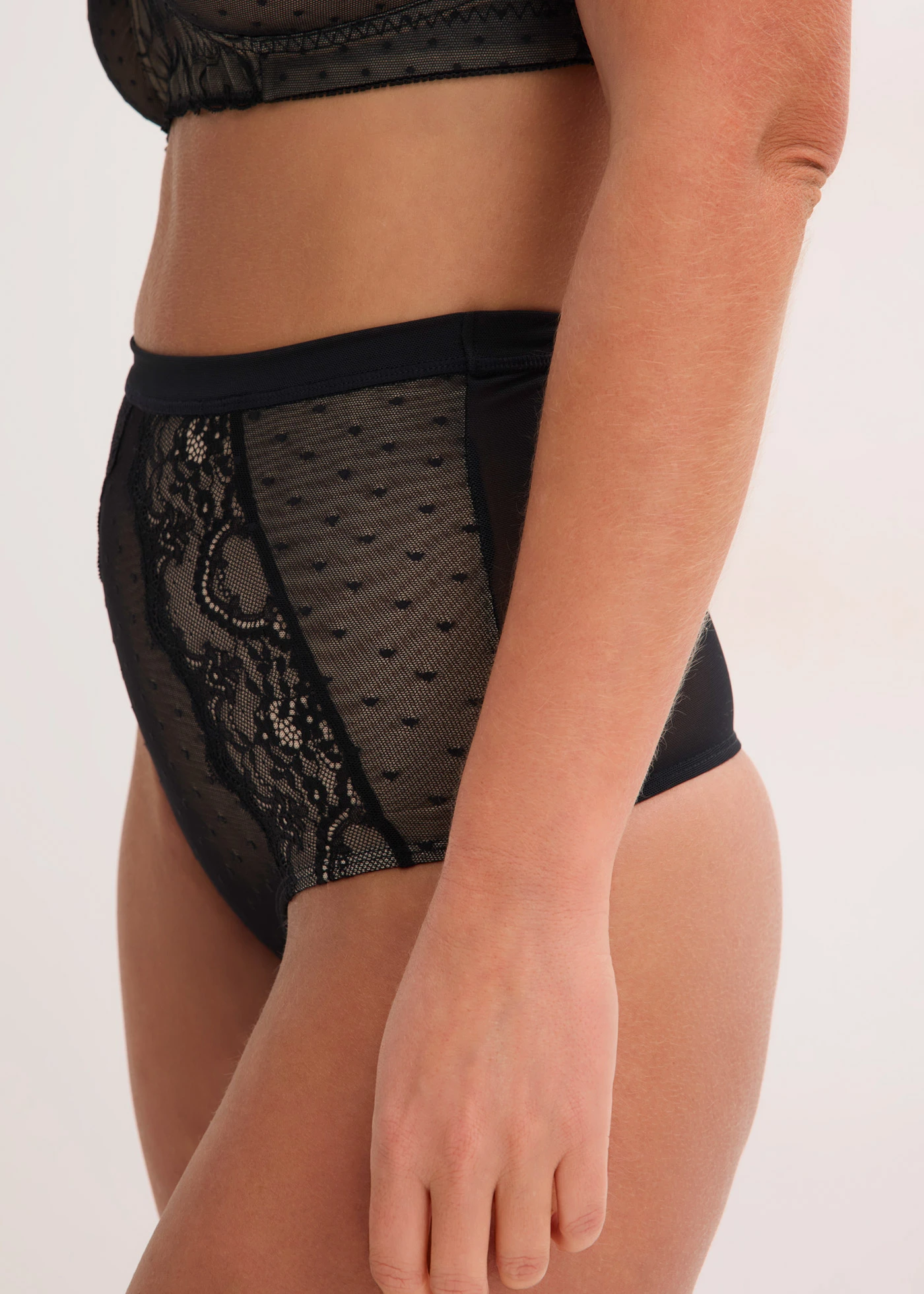 String sculptant avec dentelle, maintien modéré • noir • Boutique bonprix