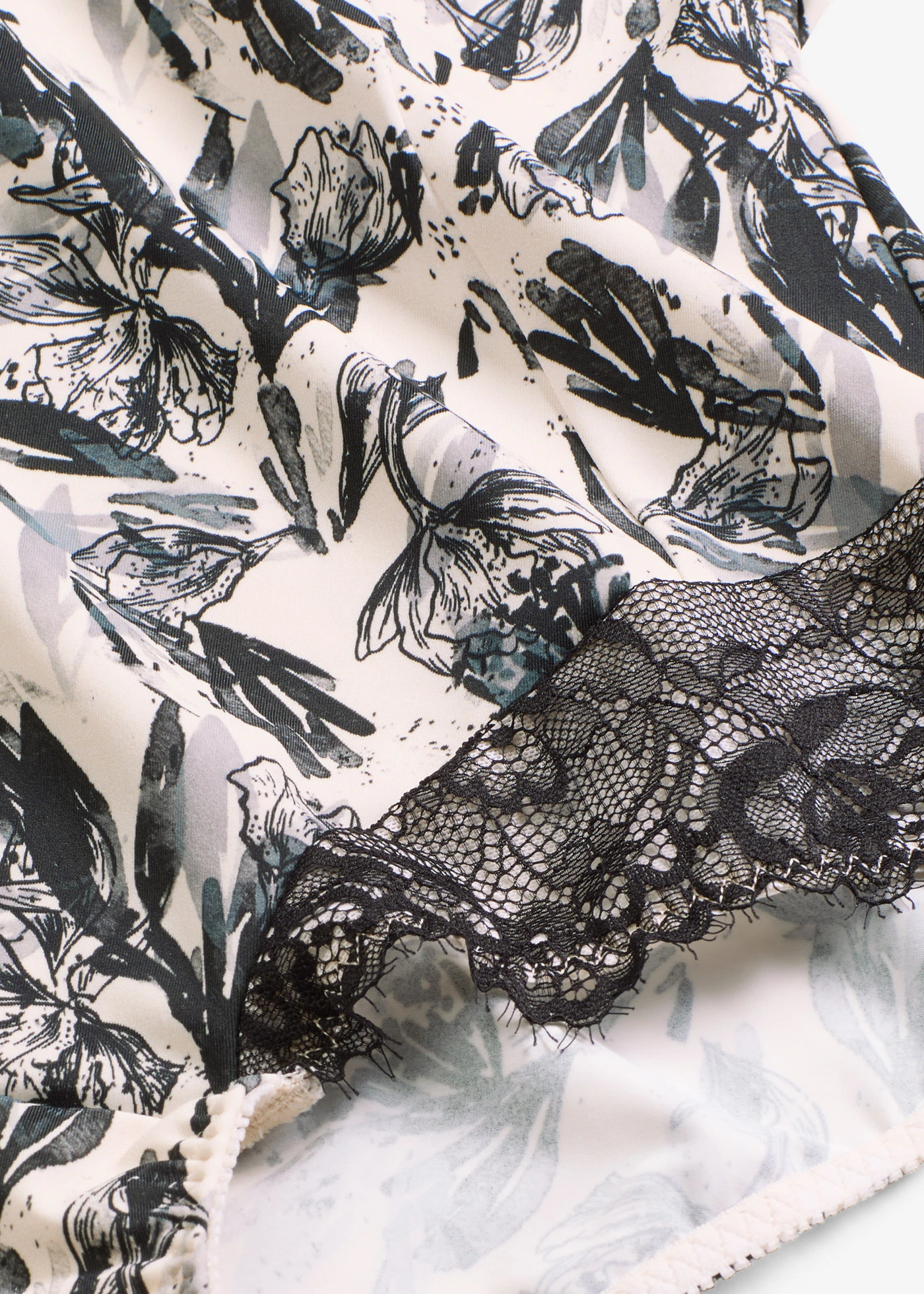 Slip sculptant taille haute avec dentelle, maintien modéré • noir-beige naturel floral • Boutique bonprix