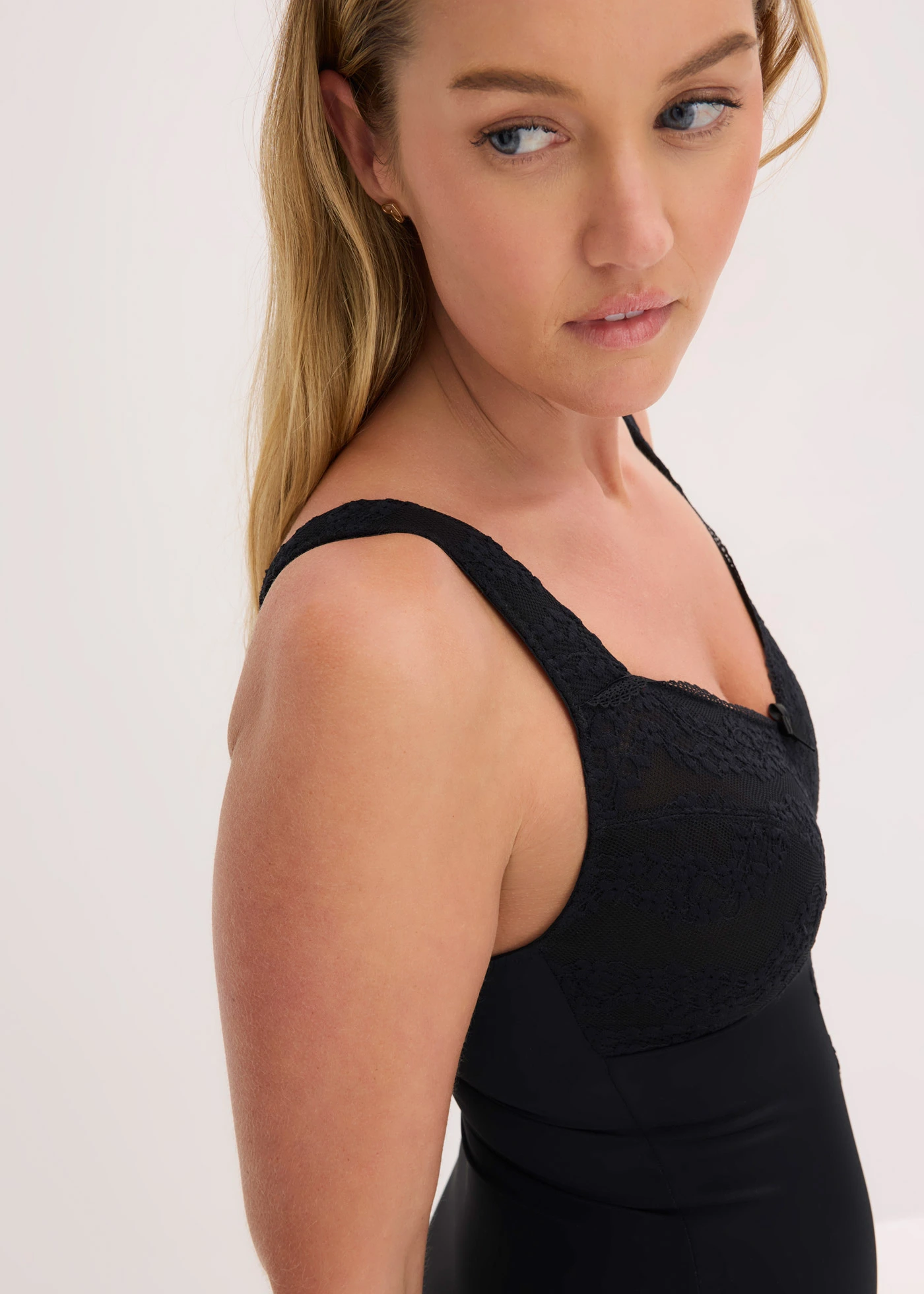 Sťahovacie body medium, bez kostíc, s čipkou • čierna • obchod bonprix