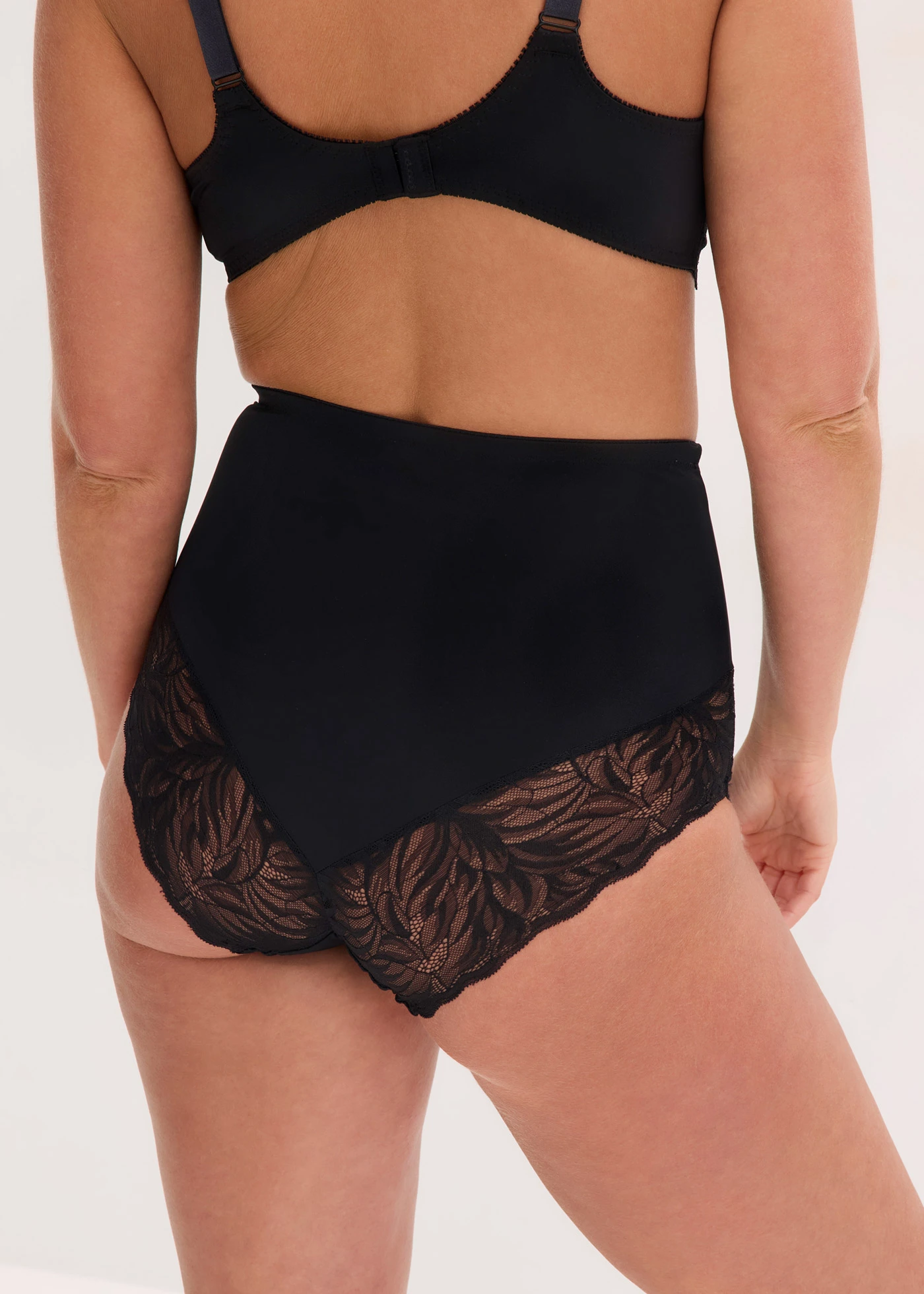 Medium corrigerende hipster met kant • zwart • bonprix online shop