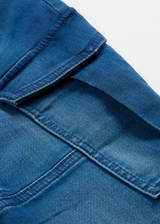 Dżinsy z elastyczną gumką w talii regular fit, prosta nogawka z kieszeniami cargo • niebieski denim • sklep bonprix