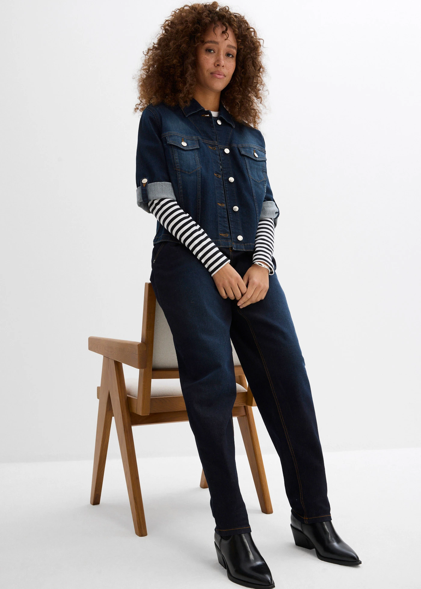 Barrel sztreccsfarmer, Mid Waist • sötétkék denim, használt hatású • bonprix áruház