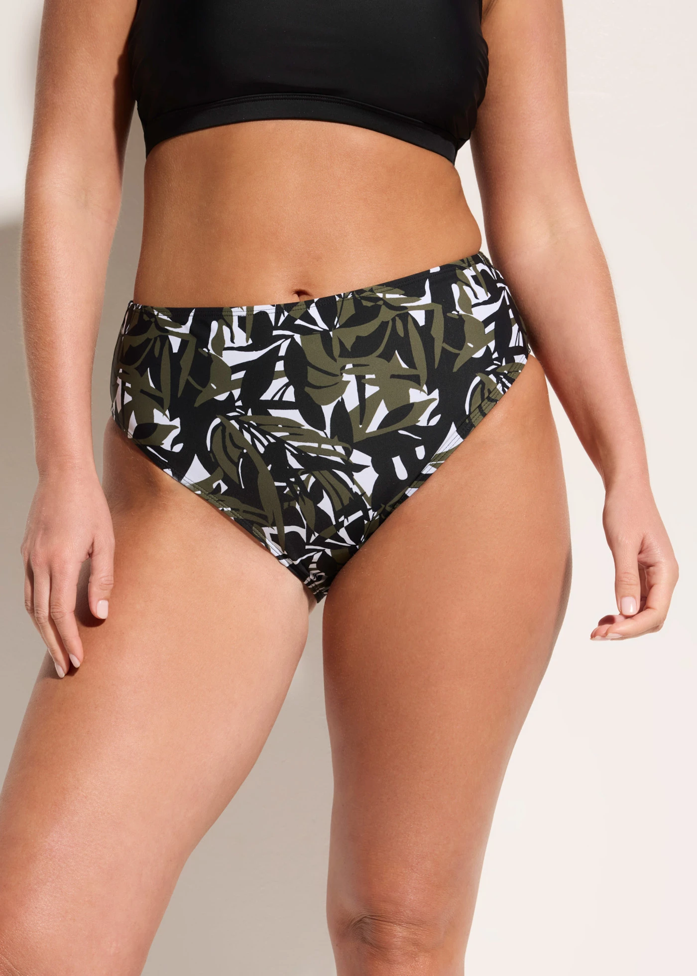 High Waist, Light Shape bikini alsó • fekete+gyapjúfehér-fekete-olívazöld mintás • bonprix áruház