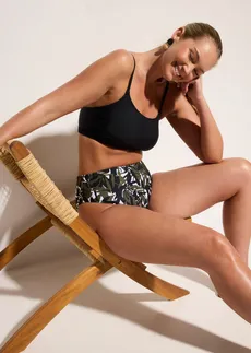 Figi bikini z wysokim stanem, lekko modelujące (2 pary) • czarny + biel wełny-czarny-oliwkowy z nadrukiem • sklep bonprix