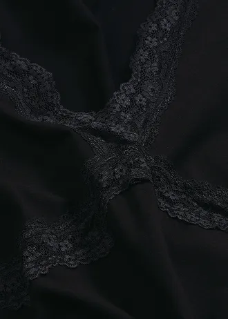 Pyžamo s krajkovou aplikací • černá • bonprix obchod