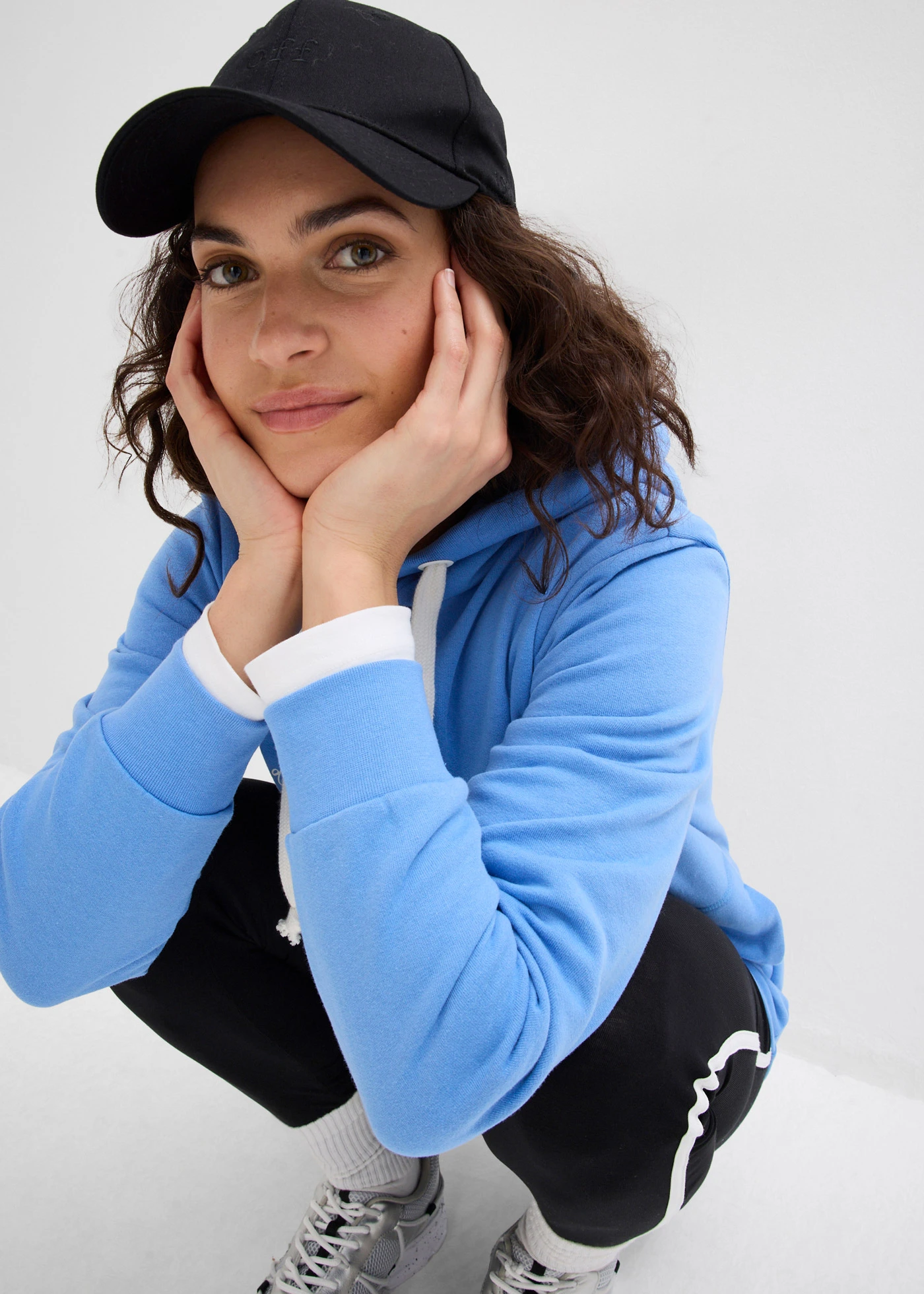 Costum de sport cu bluză lungă și colanți (set/2 piese) • albastru mediu/negru • magazin bonprix