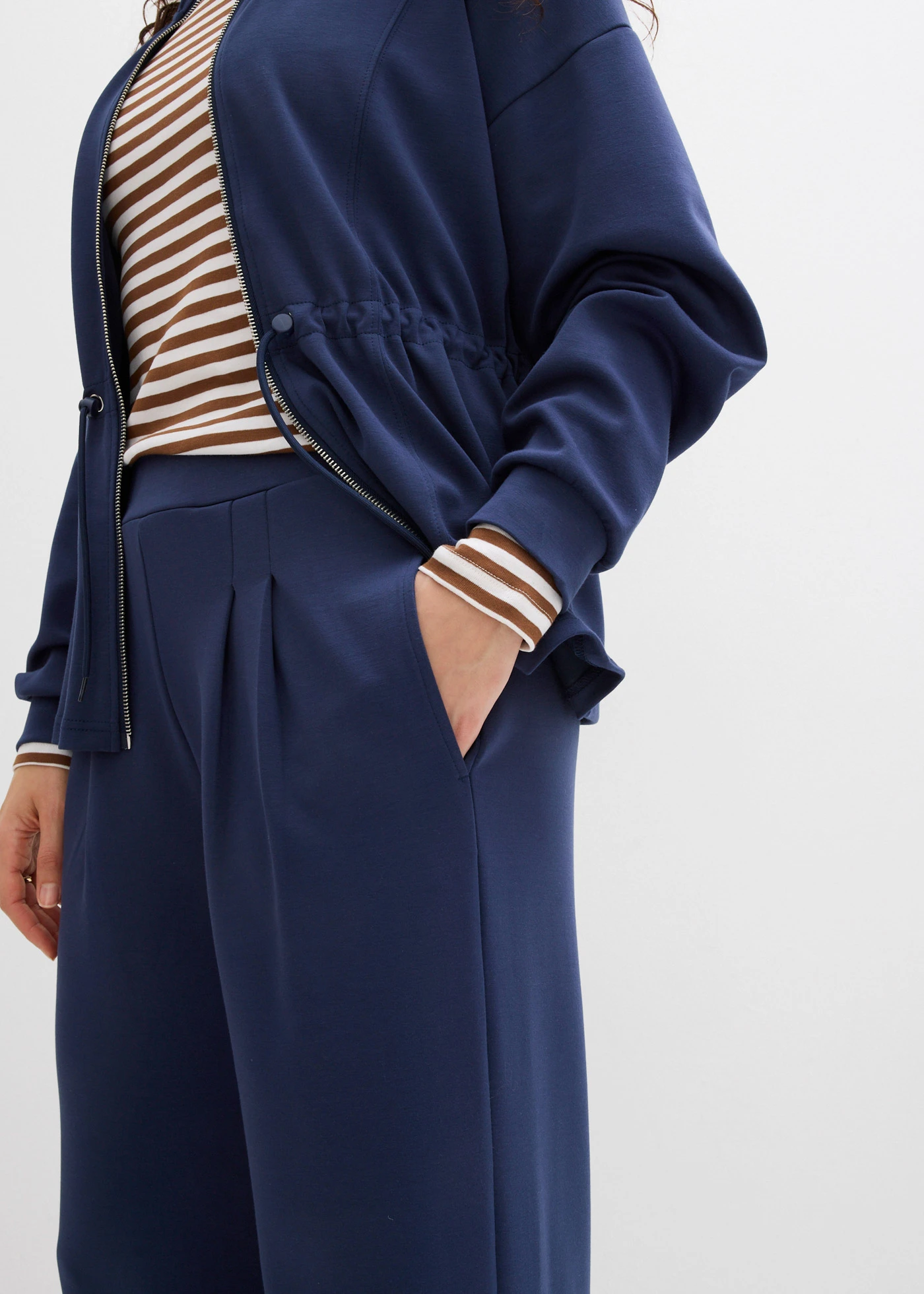 Pantaloni din jerse scuba, cu pense din talie • bleumarin • magazin bonprix