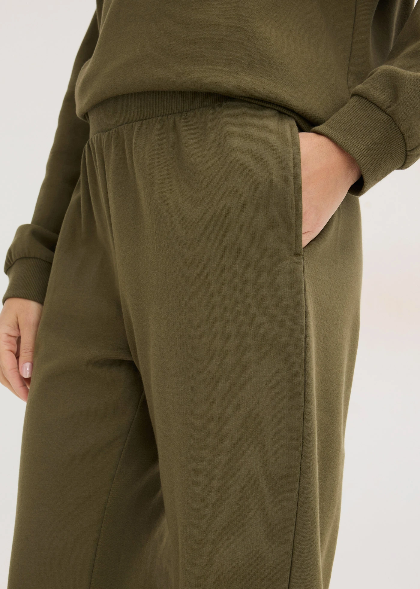 Costum de casă casual • oliv închis • magazin bonprix