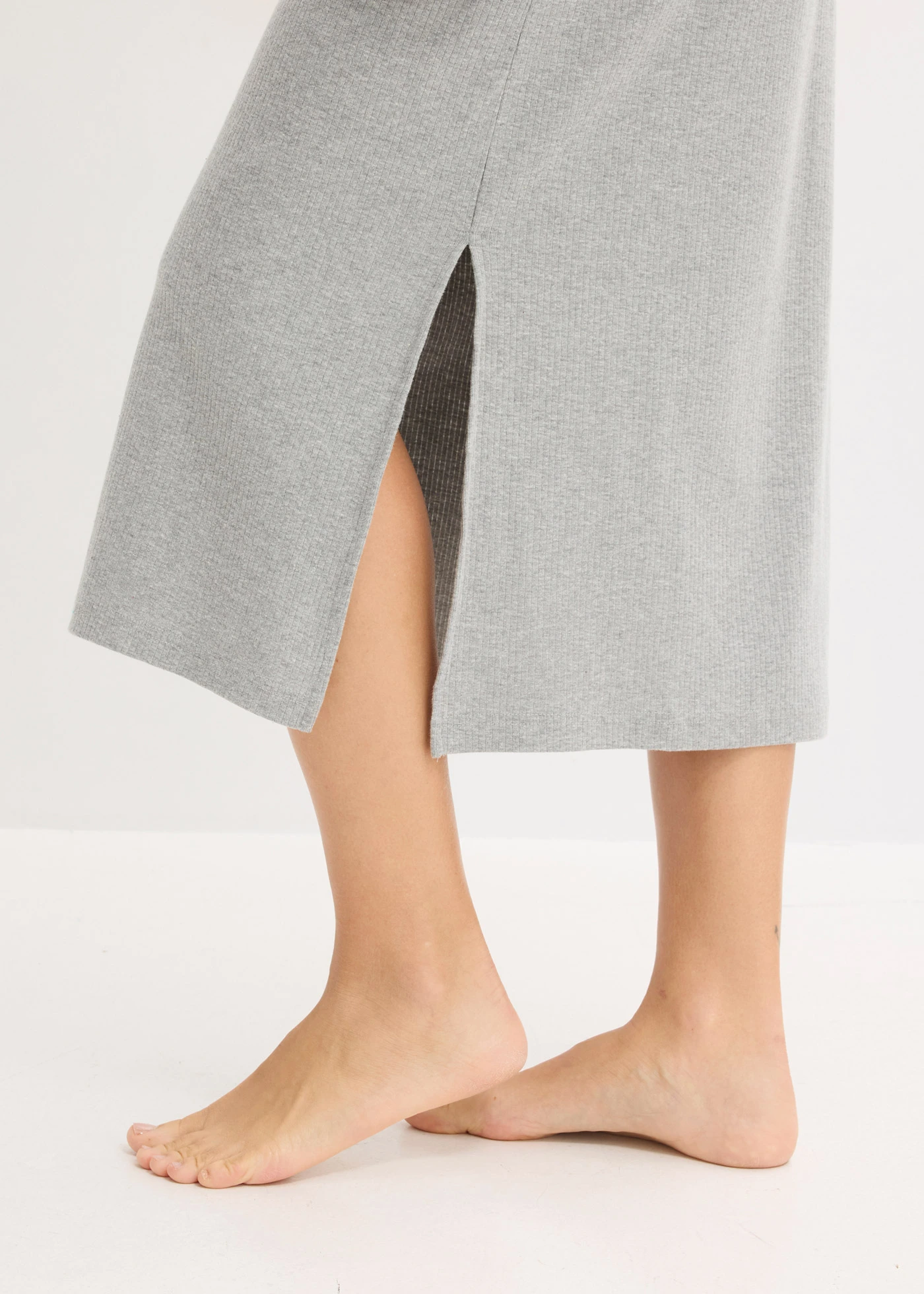 Koszula nocna z prążkowanego materiału zapinana na guziki • jasnoszary melanż • sklep bonprix