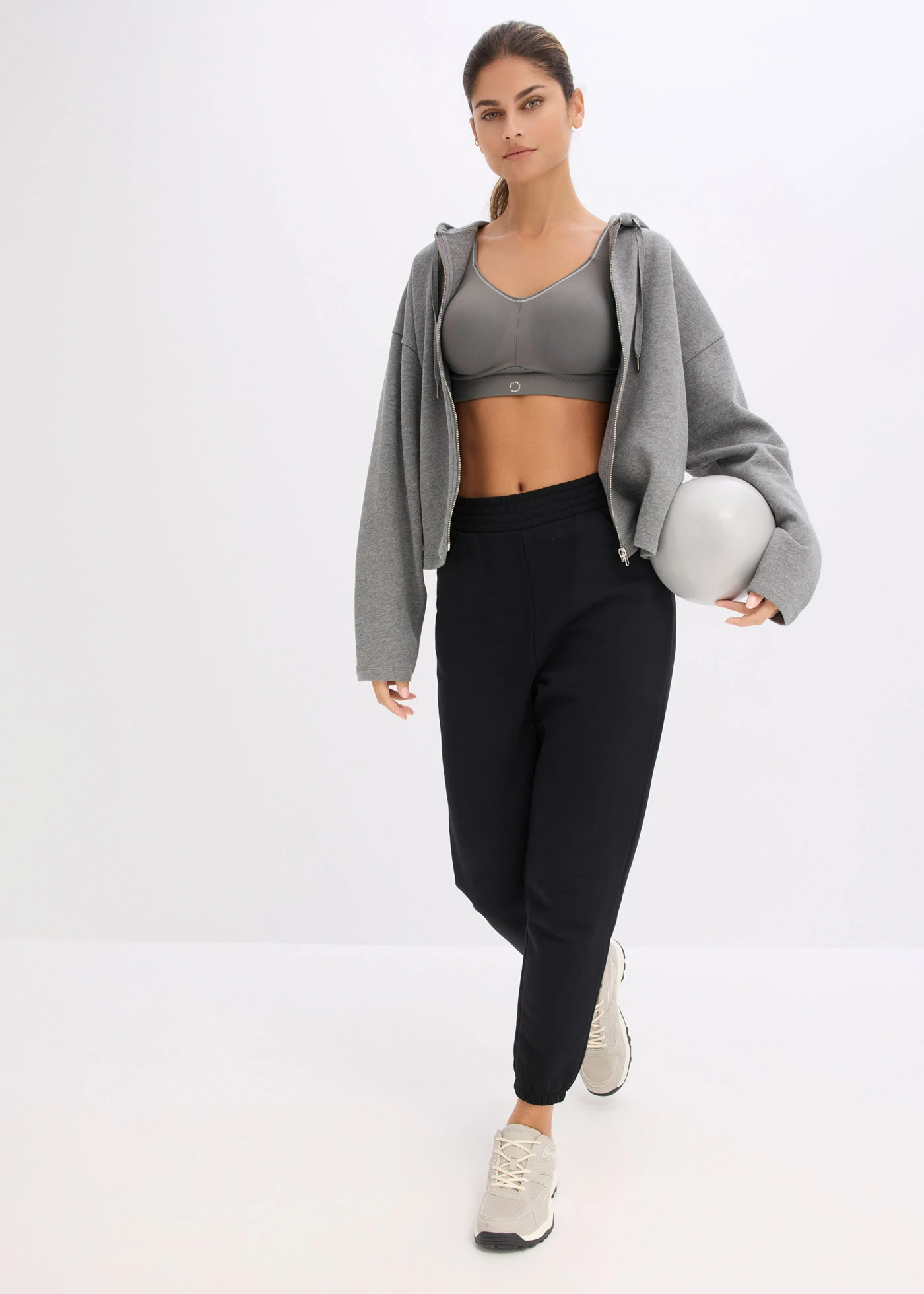 Spodnie dresowe z czystej bawełny organicznej, z wyjątkowo niskim krokiem • czarny • sklep bonprix