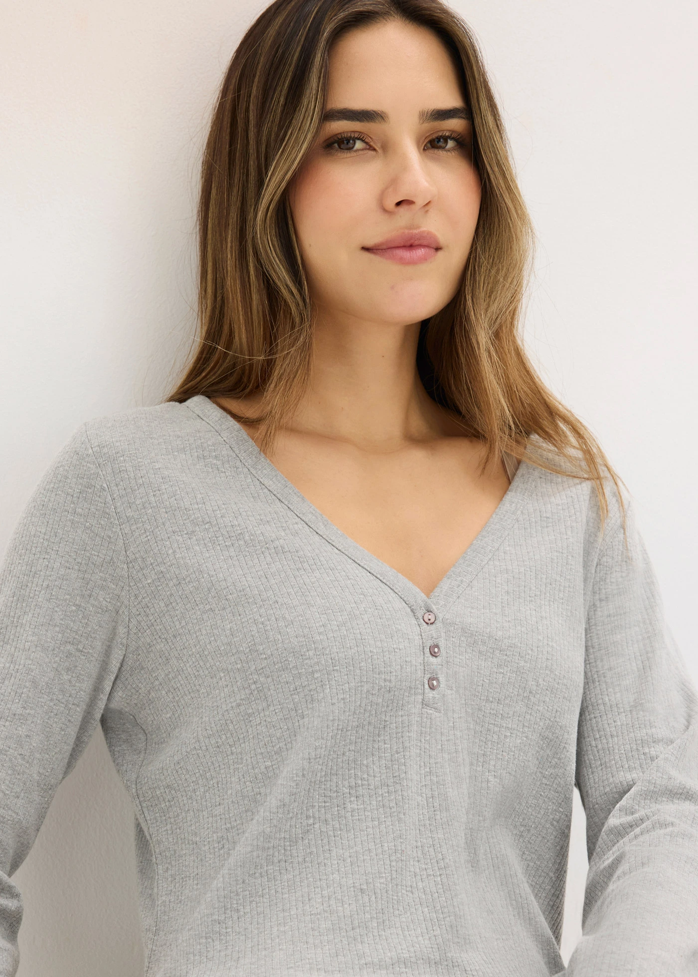 Koszula nocna z prążkowanego materiału zapinana na guziki • jasnoszary melanż • sklep bonprix