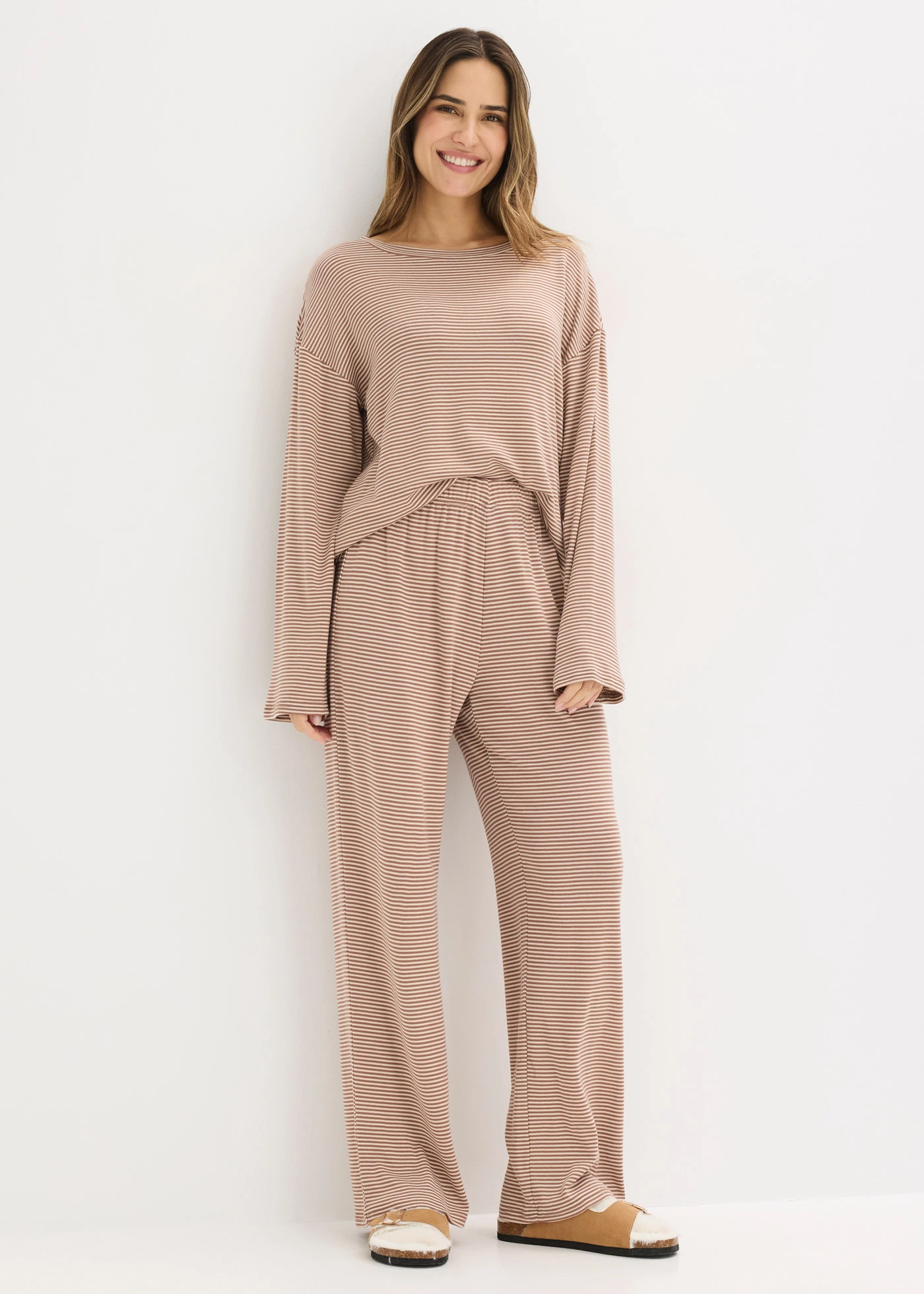 Oversized pyjama van zacht katoen • kastanjebruin-sandbeige gestreept • bonprix online shop