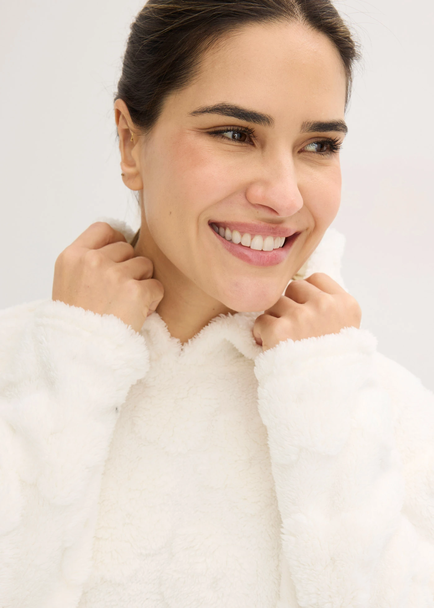 Pulover lung oversize, cu model cu inimioare • ecru • magazin bonprix