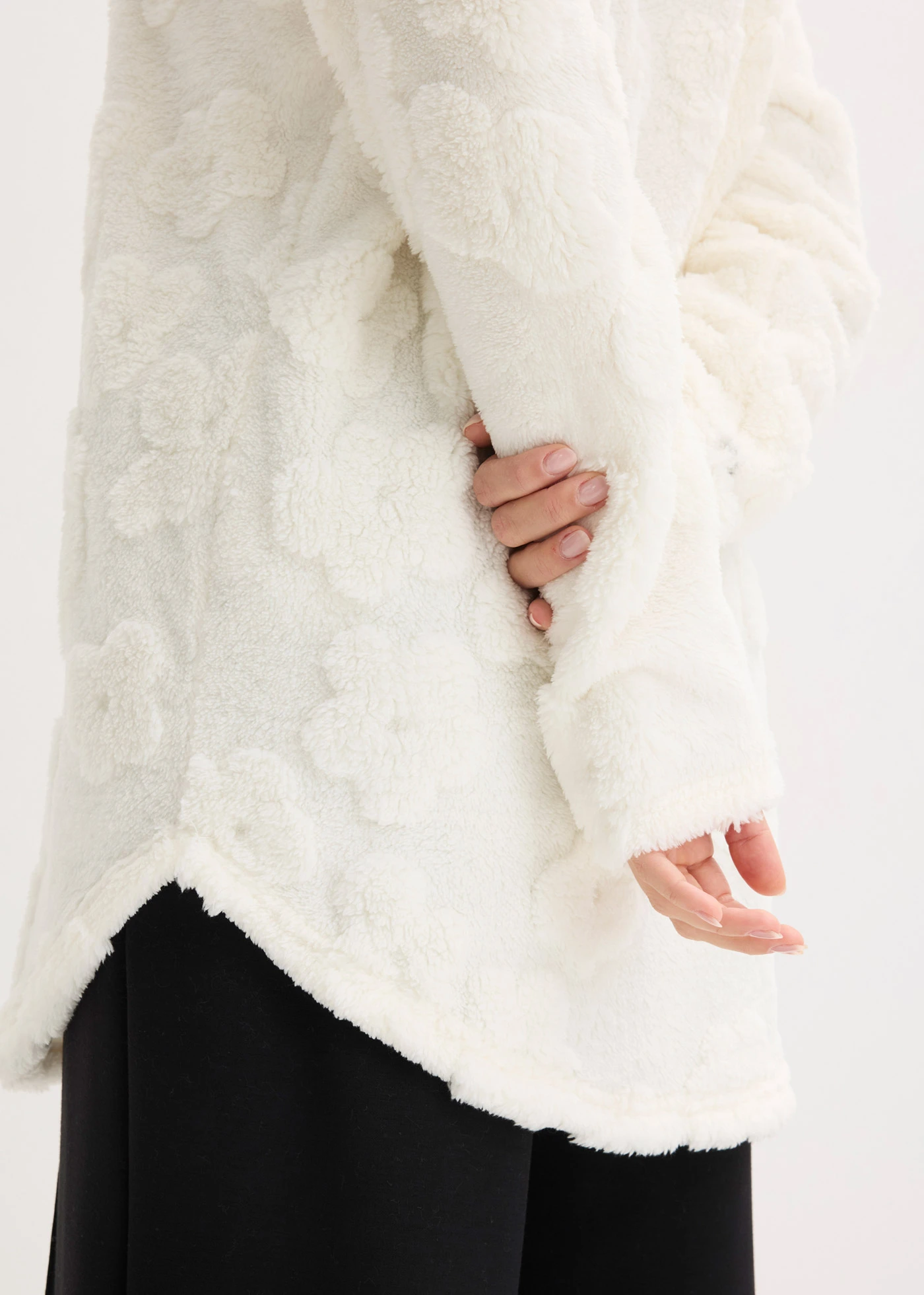 Pull long oversize à motif cœurs • ecru • Boutique bonprix