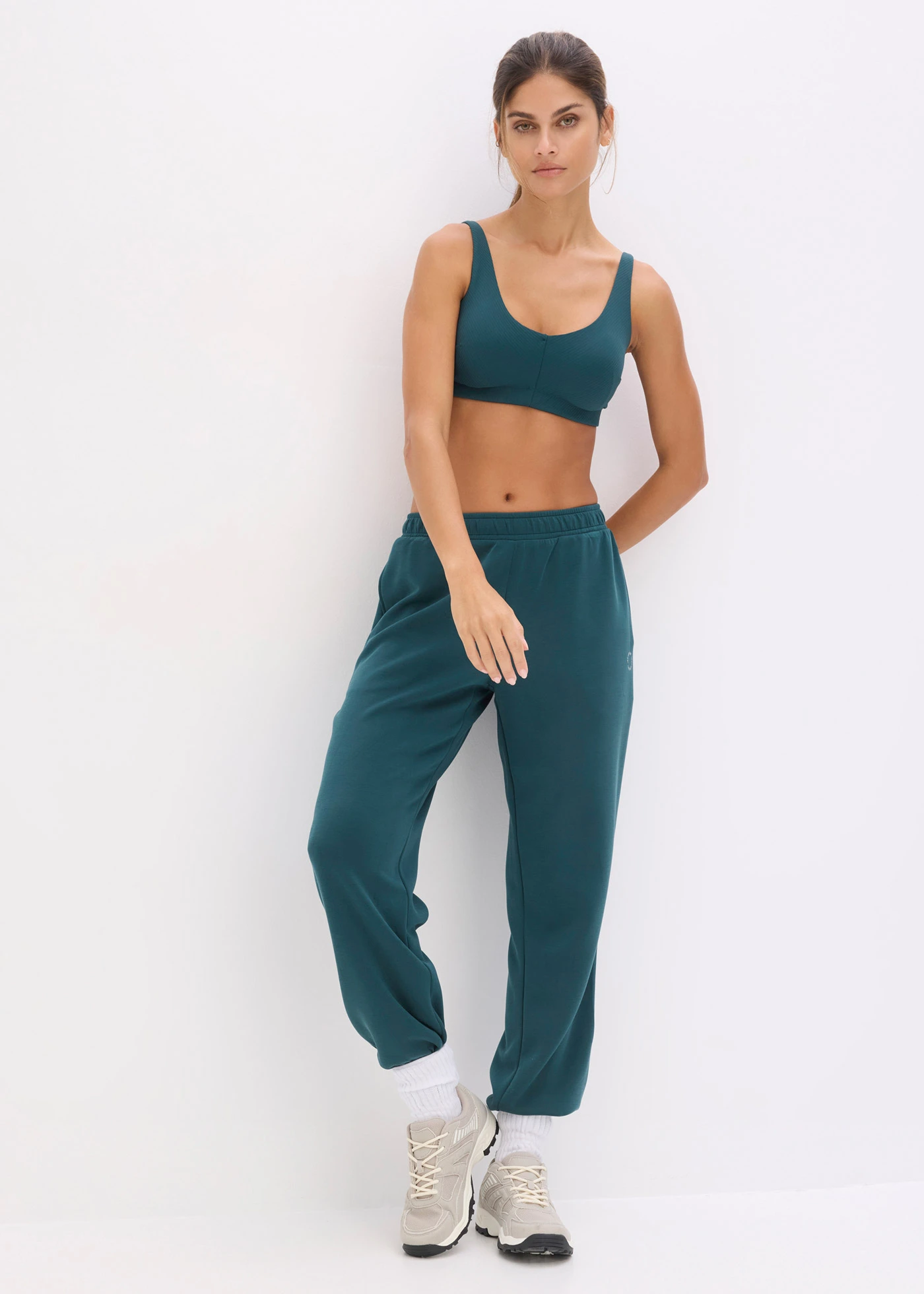 Sport melltartó enyhe tartással, bordás anyagból • olajzöld • bonprix áruház