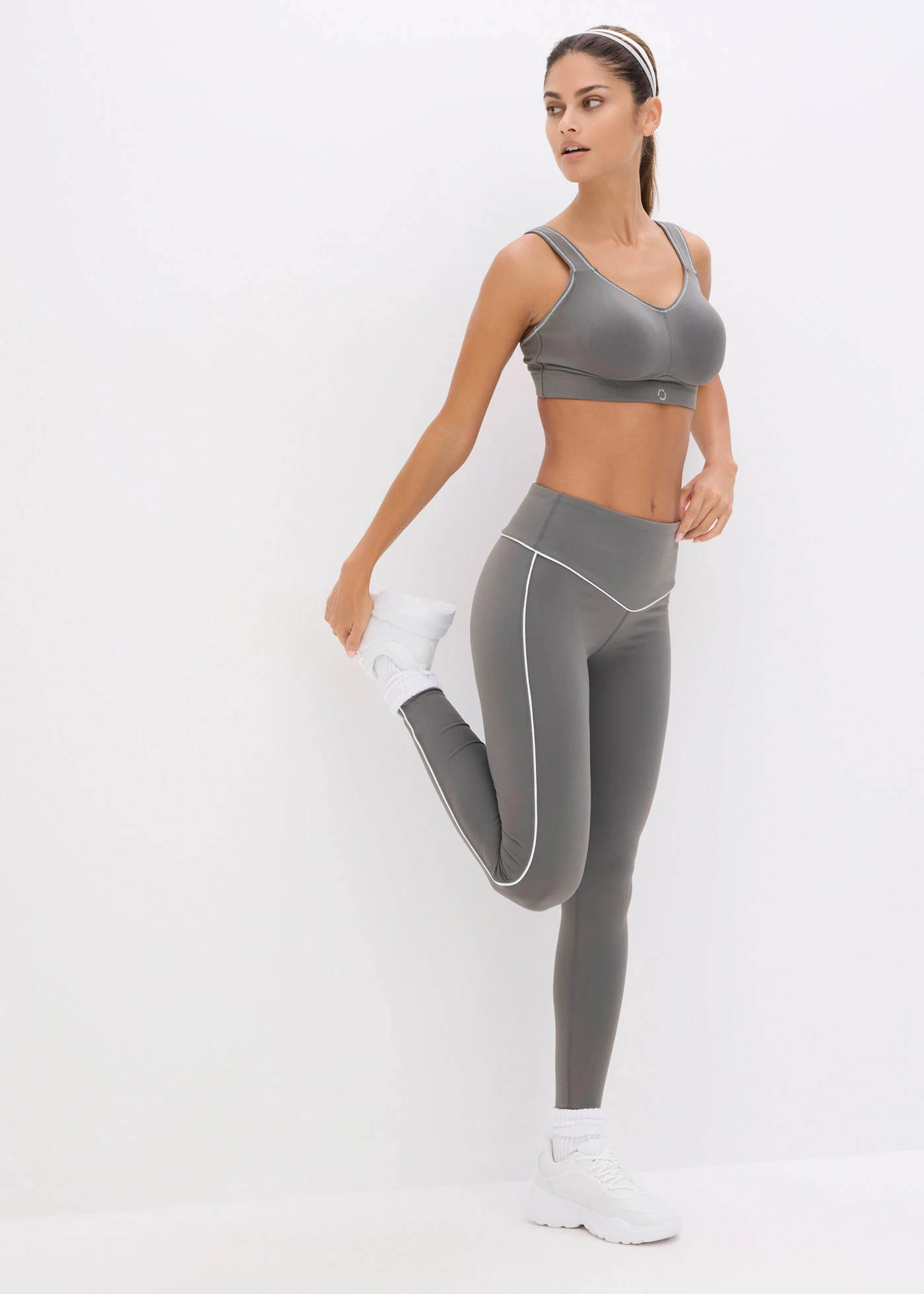 Sutien sport cu susținere medie și aspect similar bumbacului • gri-granit • magazin bonprix