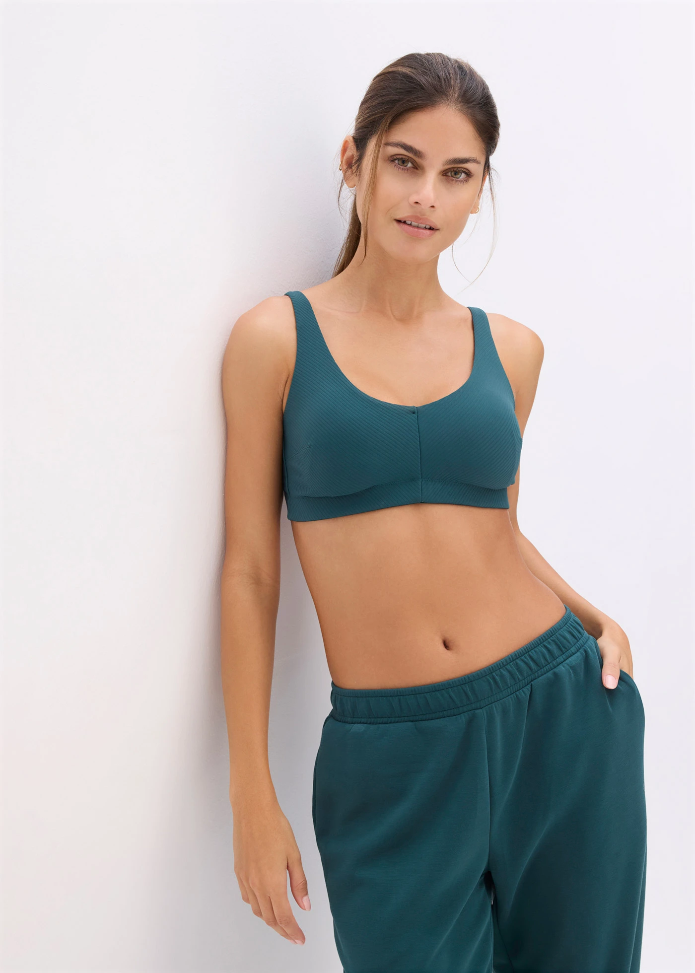 Sport melltartó enyhe tartással, bordás anyagból • olajzöld • bonprix áruház