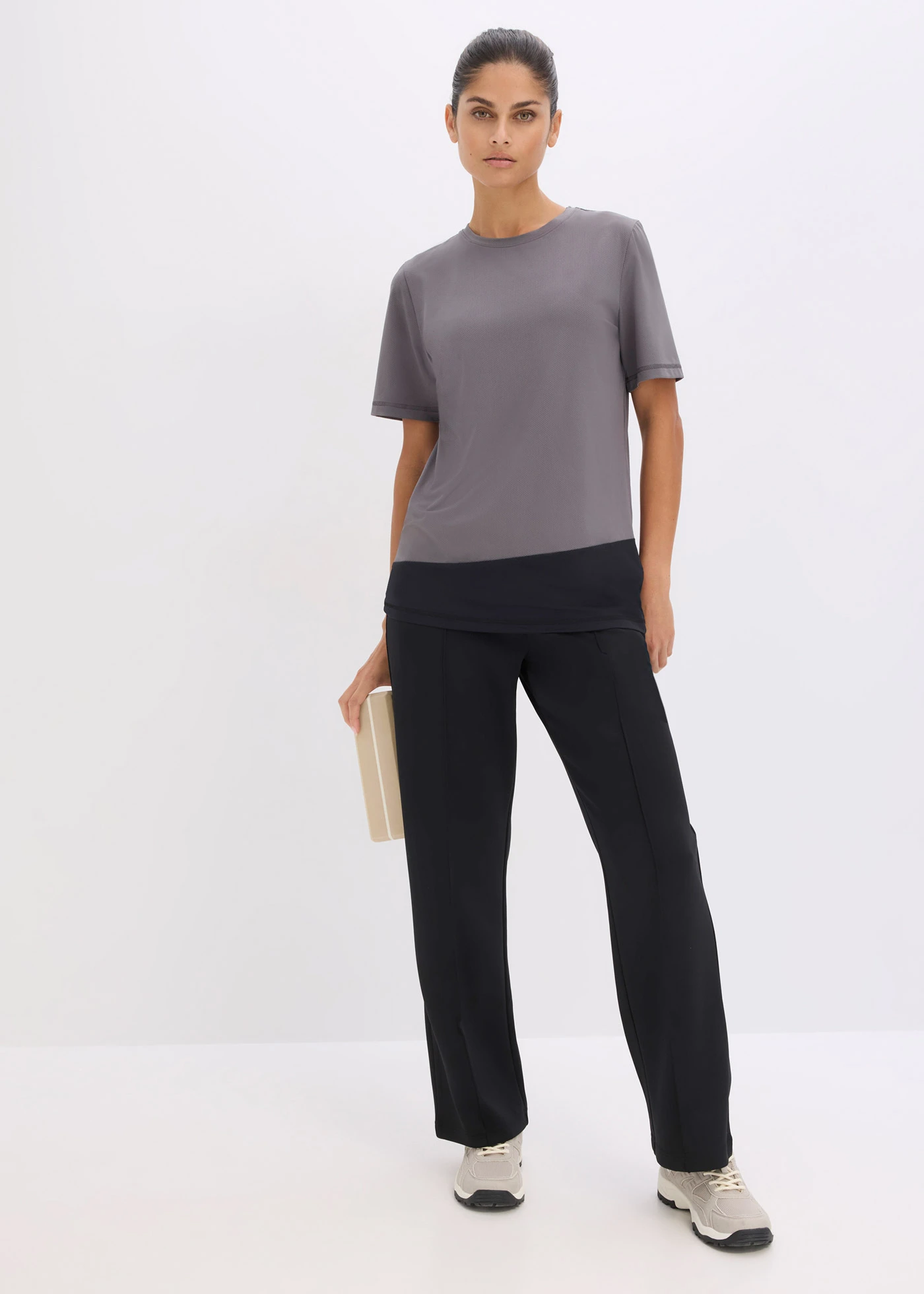 Bluză sport cu aspect texturat • gri-granit-negru • magazin bonprix