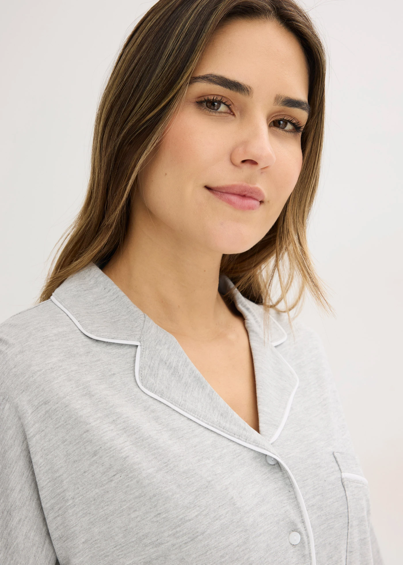 Pijama cu viscoză și fentă cu nasturi • gri deschis melanj/alb • magazin bonprix