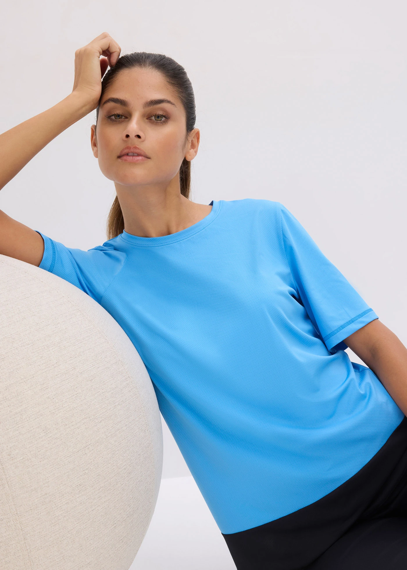 Bluză sport cu aspect texturat • albastru-briliant + negru • magazin bonprix