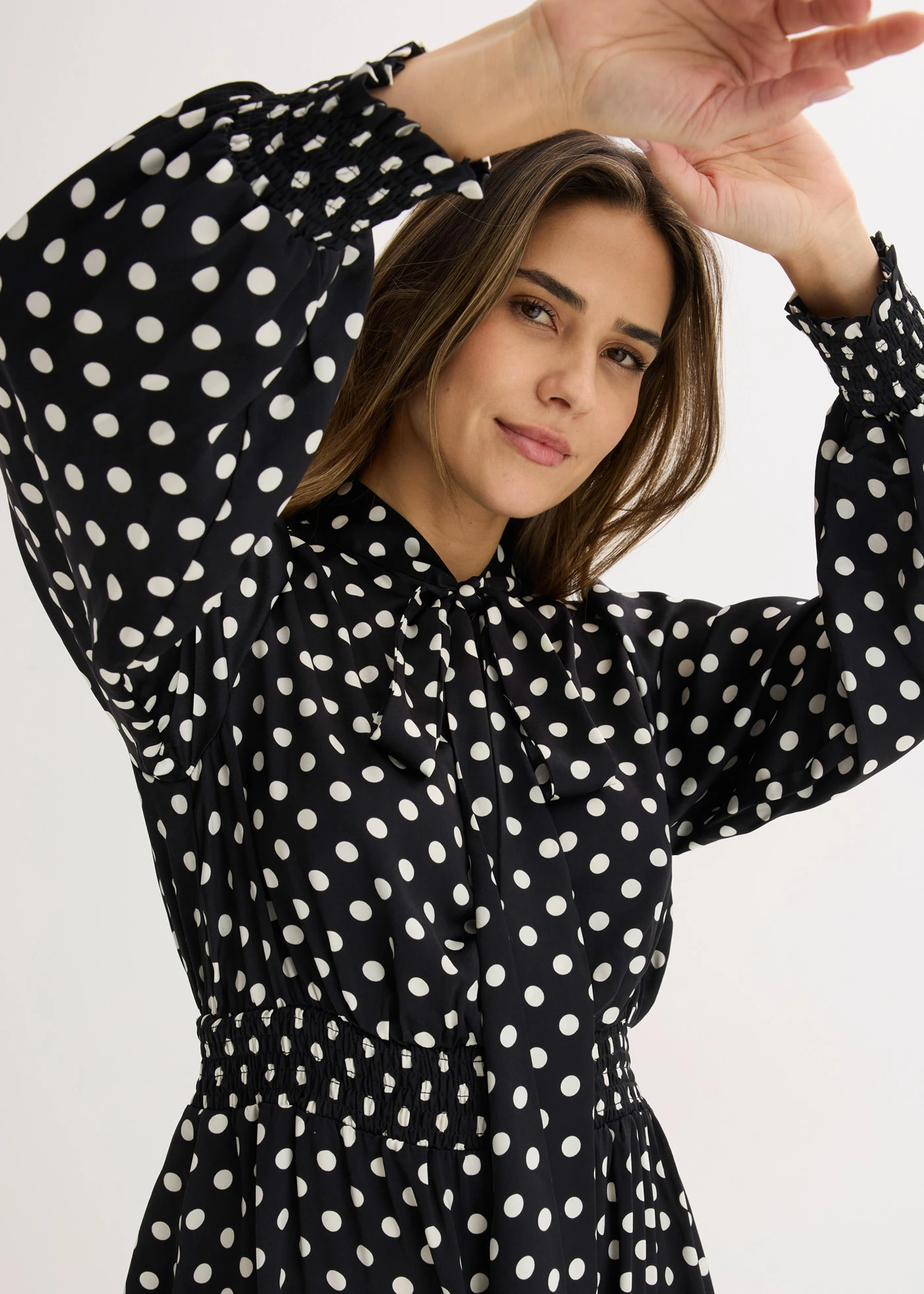 Rochie cu guler tip eșarfă, din satin fluid • negru-ecru cu puncte • magazin bonprix