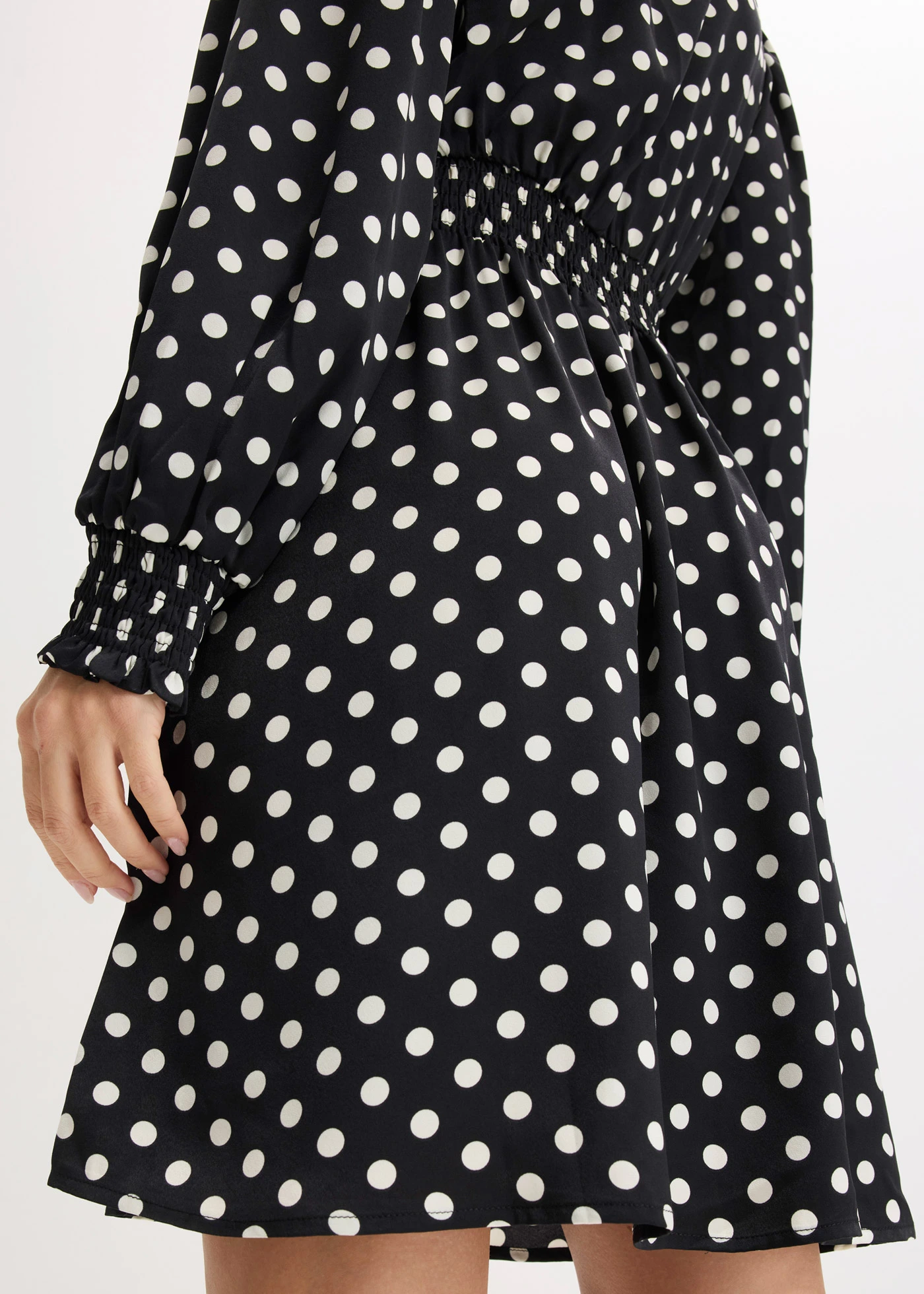 Robe à col lavallière en satin fluide • noir pois écru • Boutique bonprix
