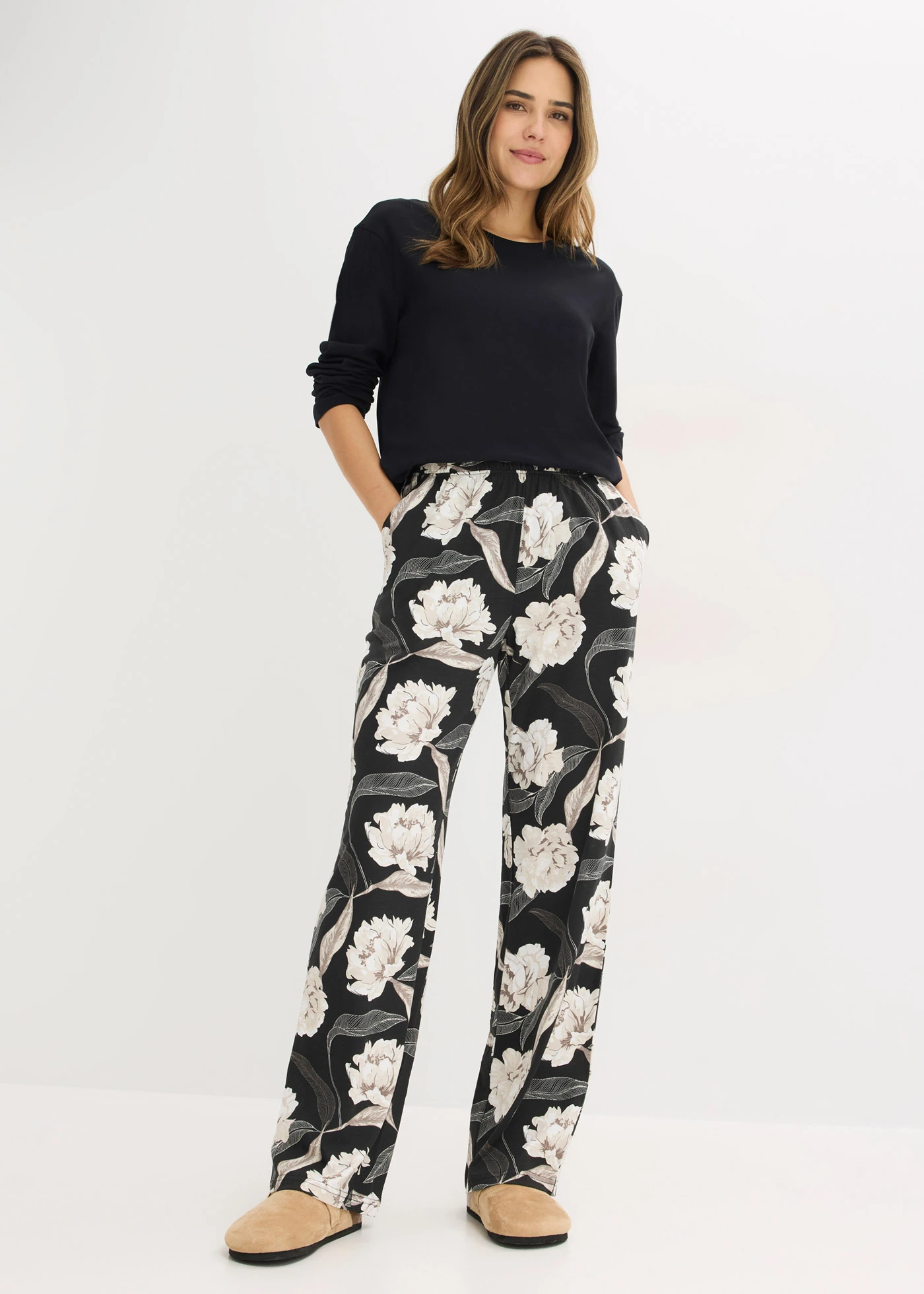 Pijama cu viscoză, pantaloni largi • negru înflorat • magazin bonprix