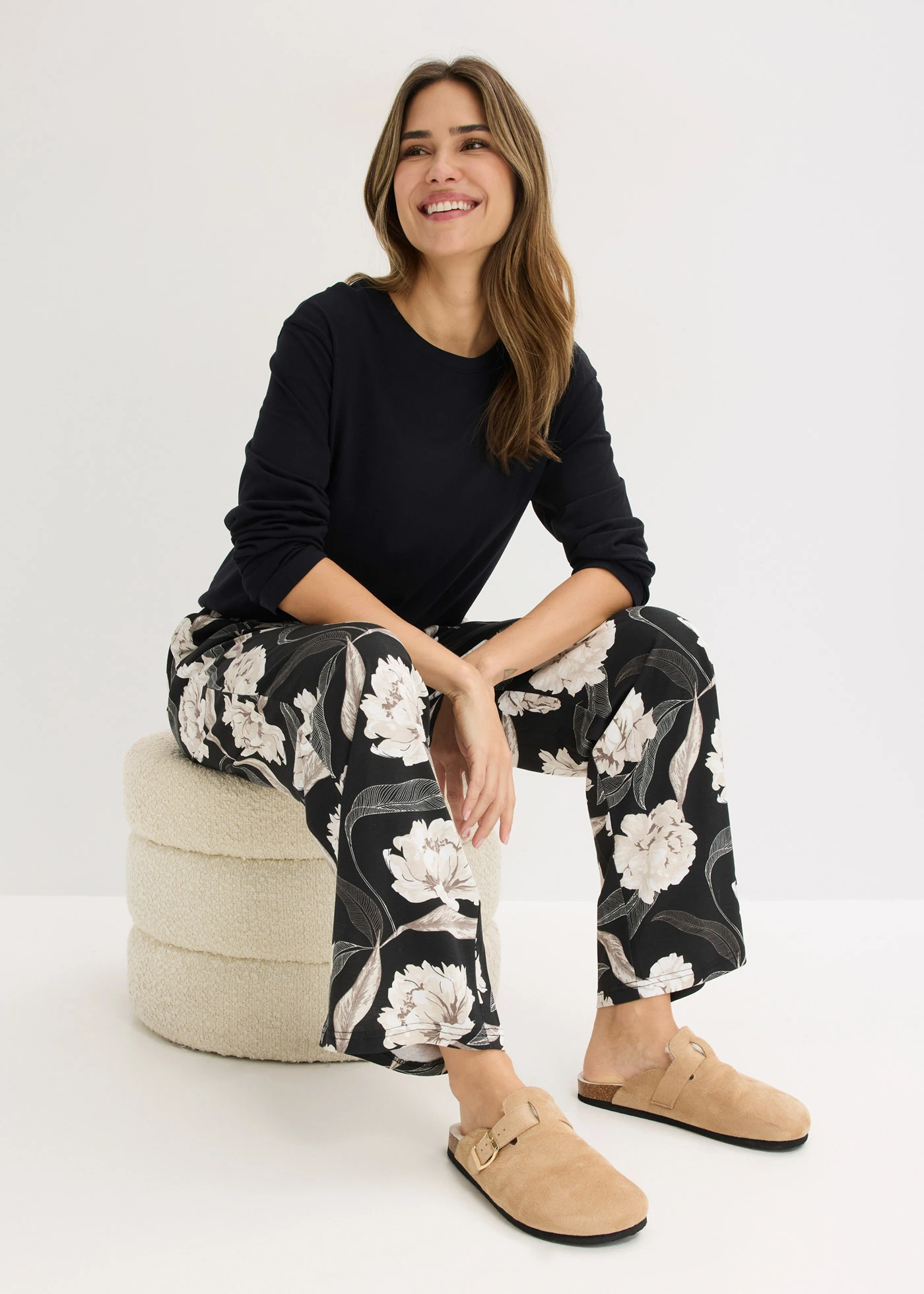 Pijama cu viscoză, pantaloni largi • negru înflorat • magazin bonprix