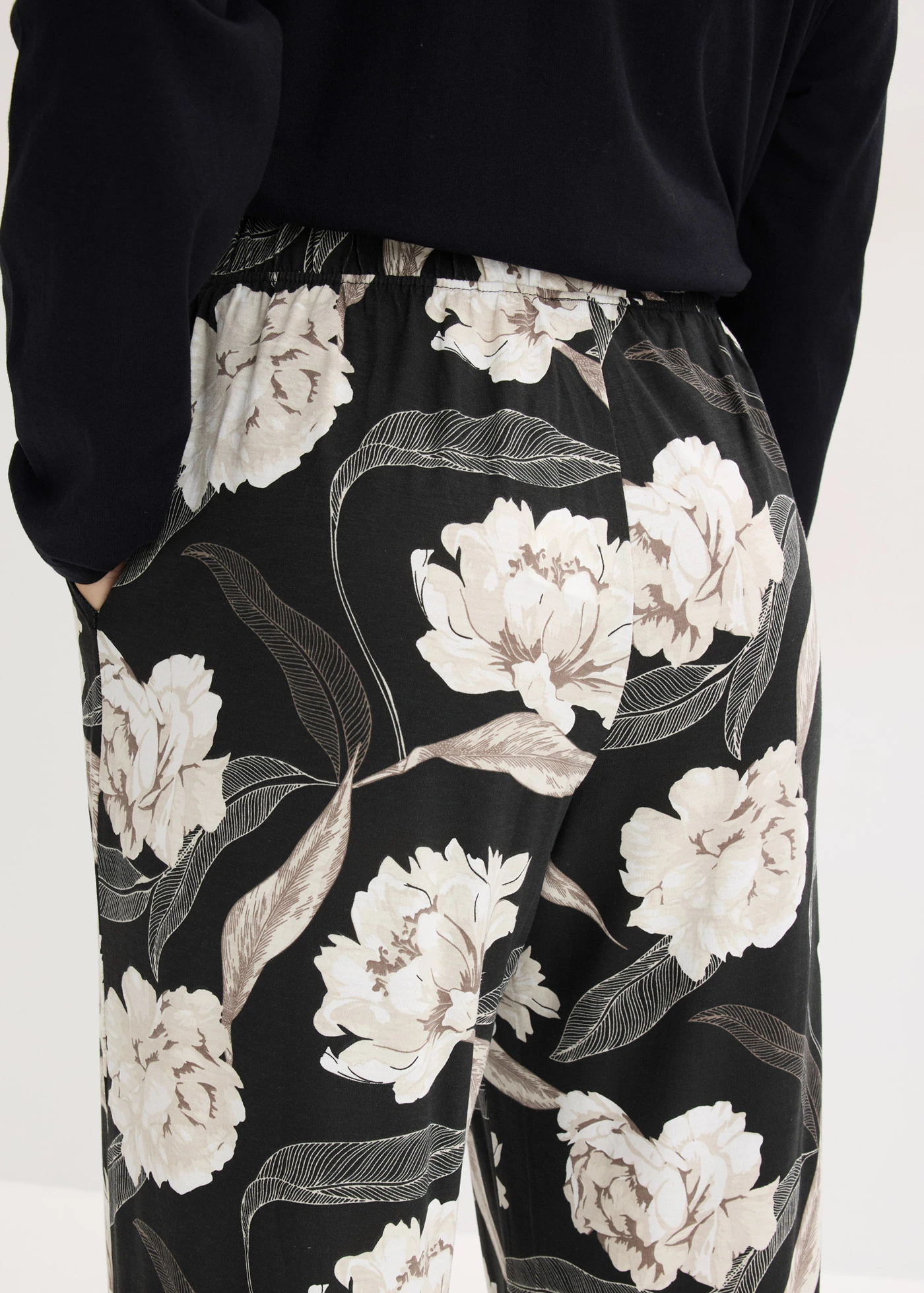 Pijama cu viscoză, pantaloni largi • negru înflorat • magazin bonprix