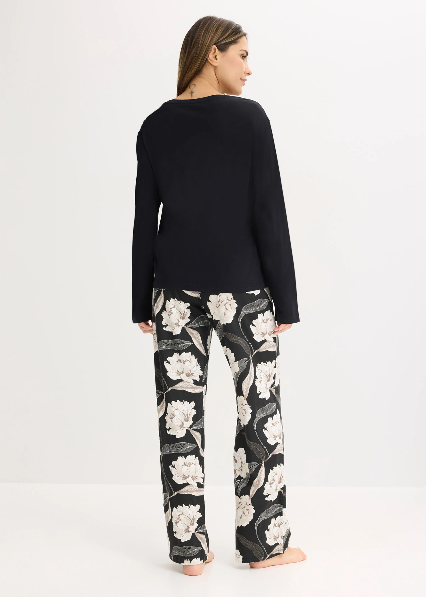 Pijama cu viscoză, pantaloni largi • negru înflorat • magazin bonprix