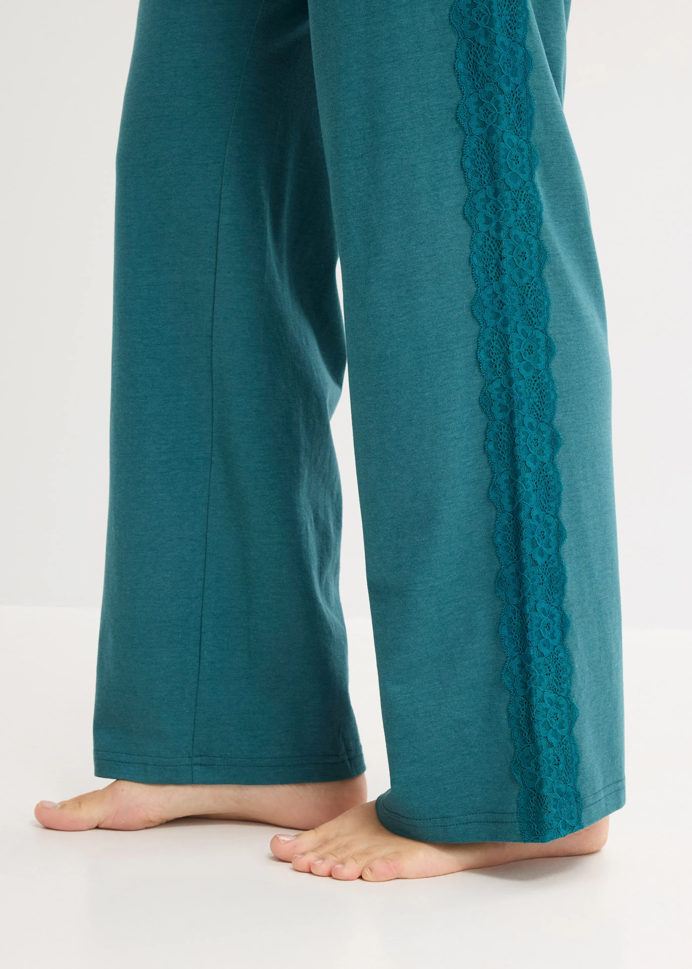 Pyjama met viscose en kant • pepergroen • bonprix online shop