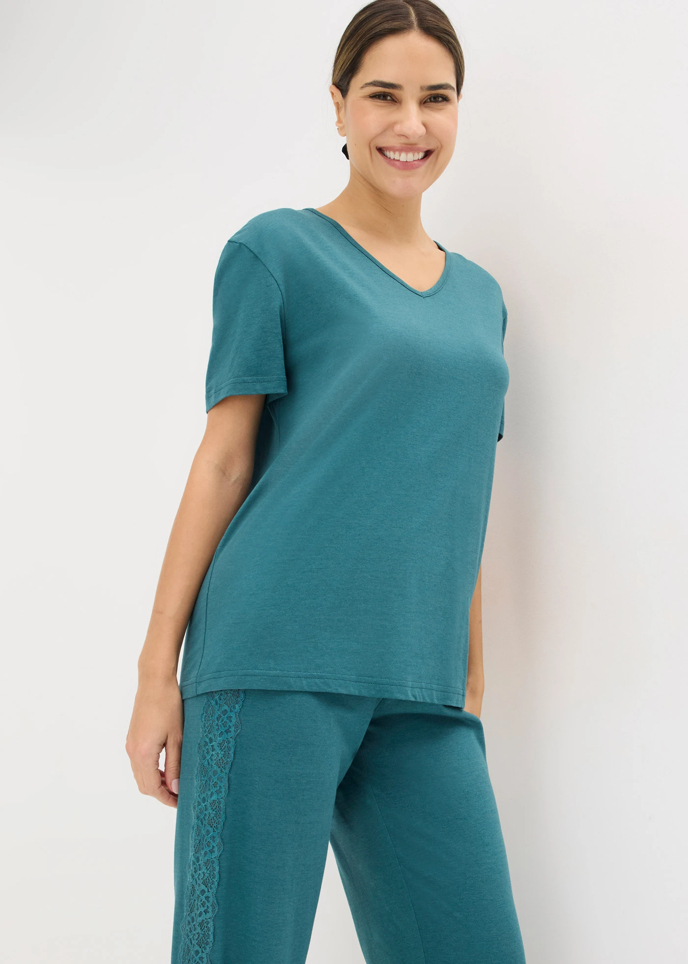 Pyjama met viscose en kant • pepergroen • bonprix online shop