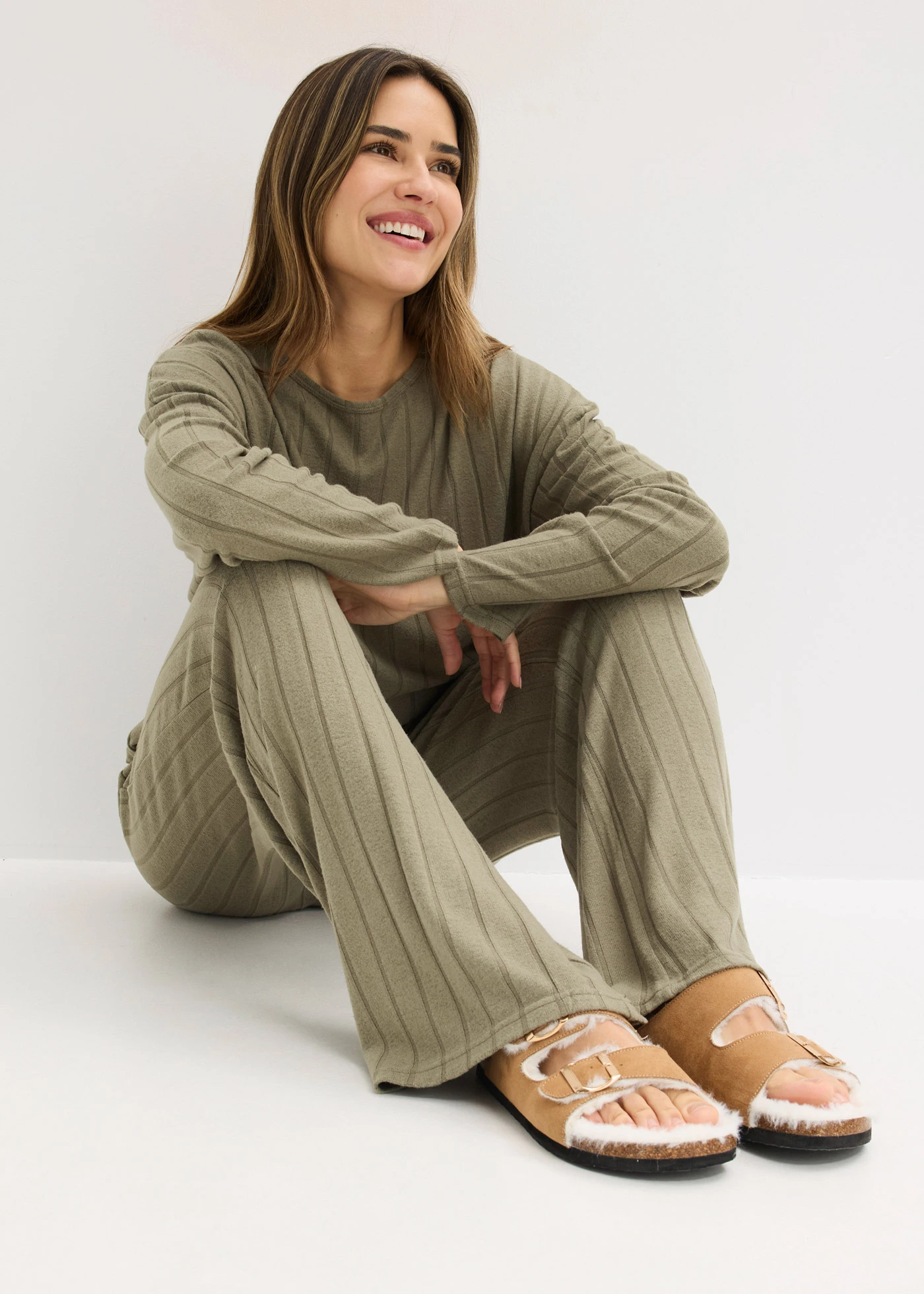 Costum de casă din material moale ripsat • oliv • magazin bonprix