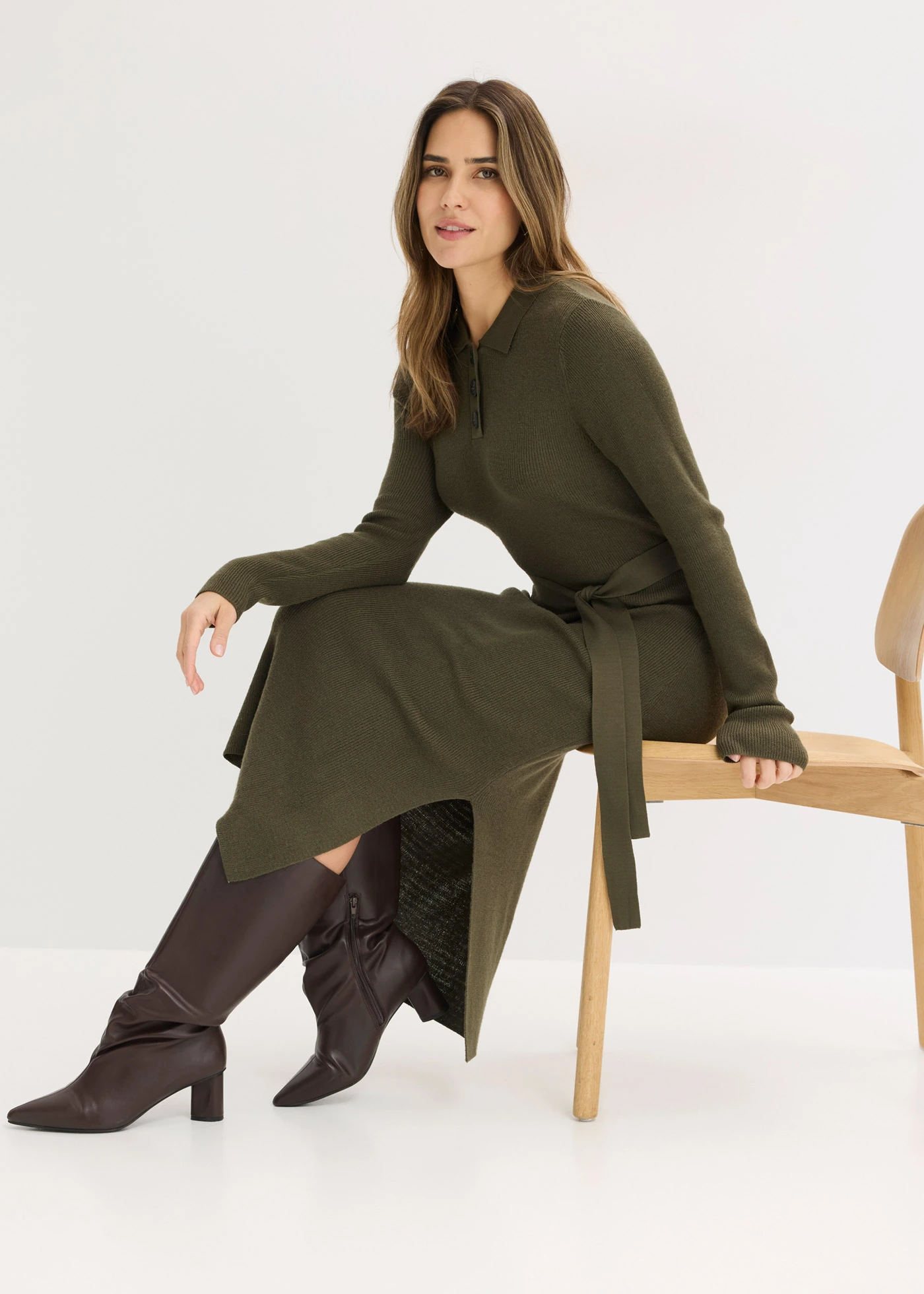 Rochie tricotată din material cu viscoză • oliv închis • magazin bonprix