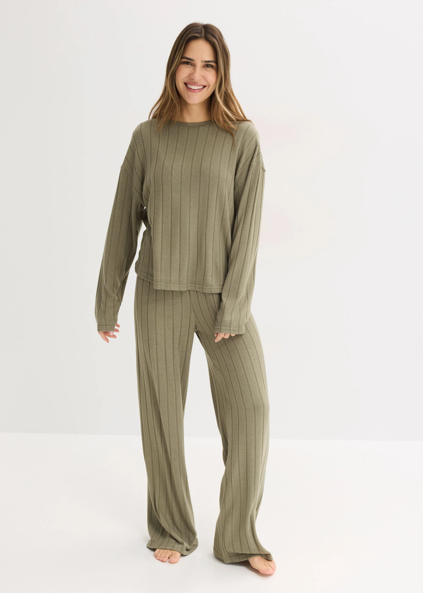 Costum de casă din material moale ripsat • oliv • magazin bonprix