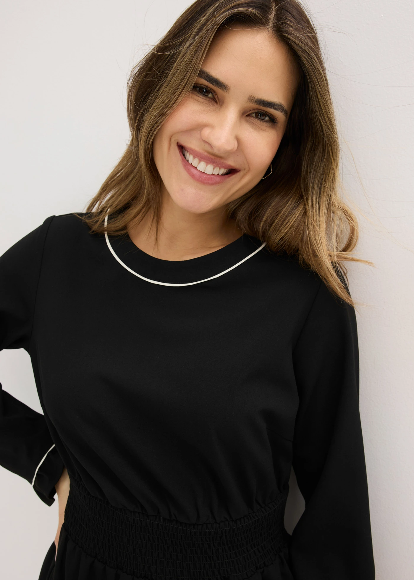 Rochie cu volănașe • negru/ecru • magazin bonprix