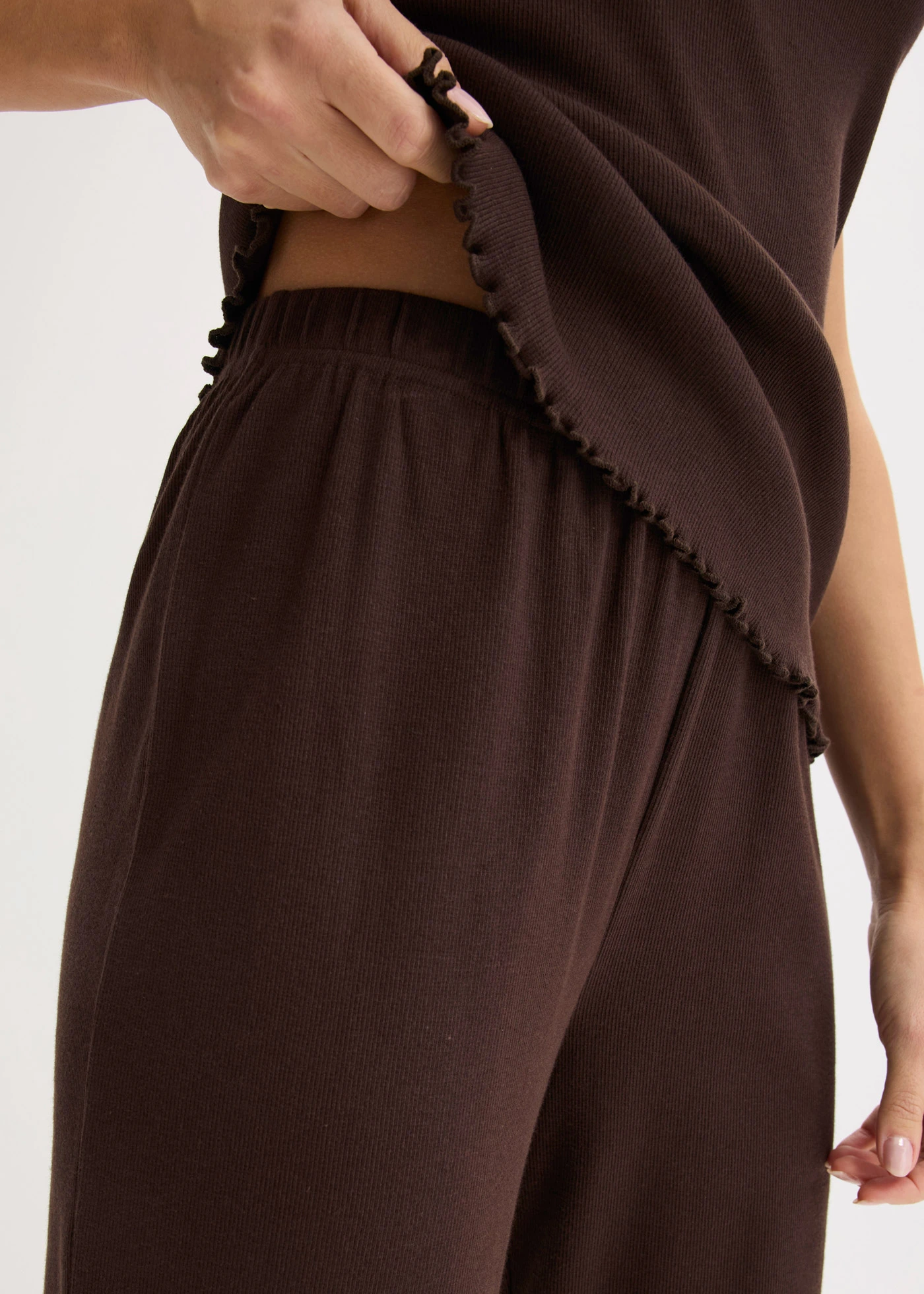 Geribde pyjama met kanten top • donkerbruin • bonprix online shop