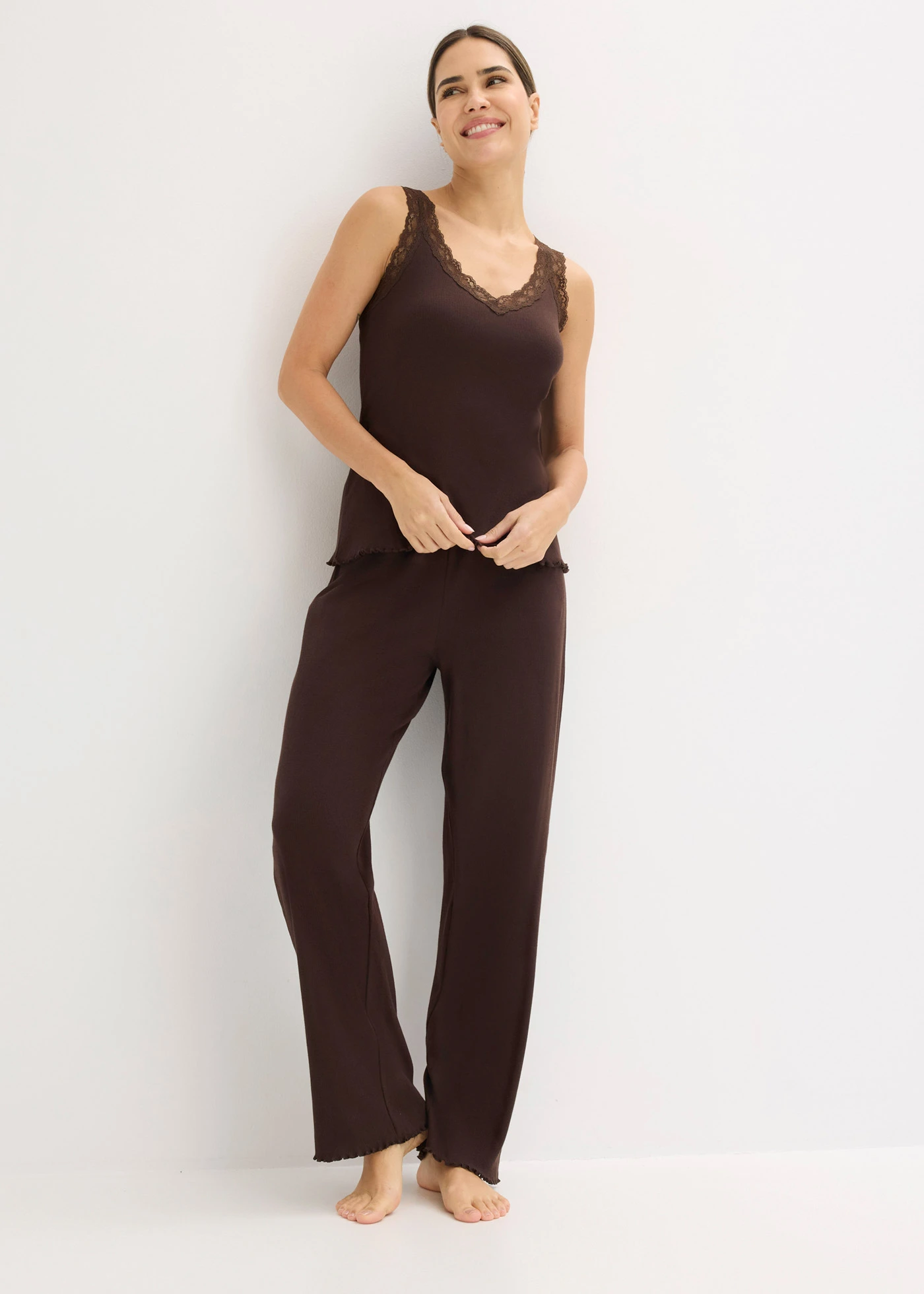 Geribde pyjama met kanten top • donkerbruin • bonprix online shop